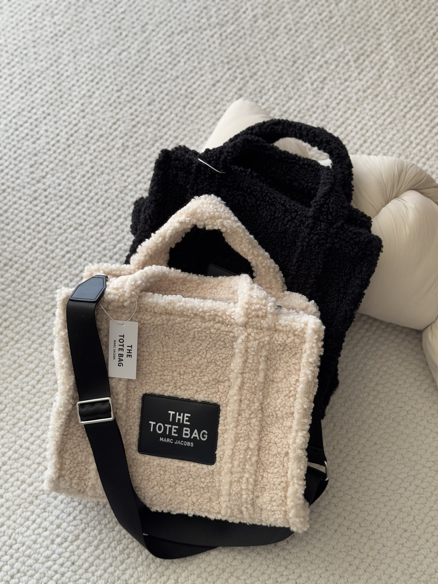 Crafted from soft, fine-textured shearling, this winter tote features a - Bag 6