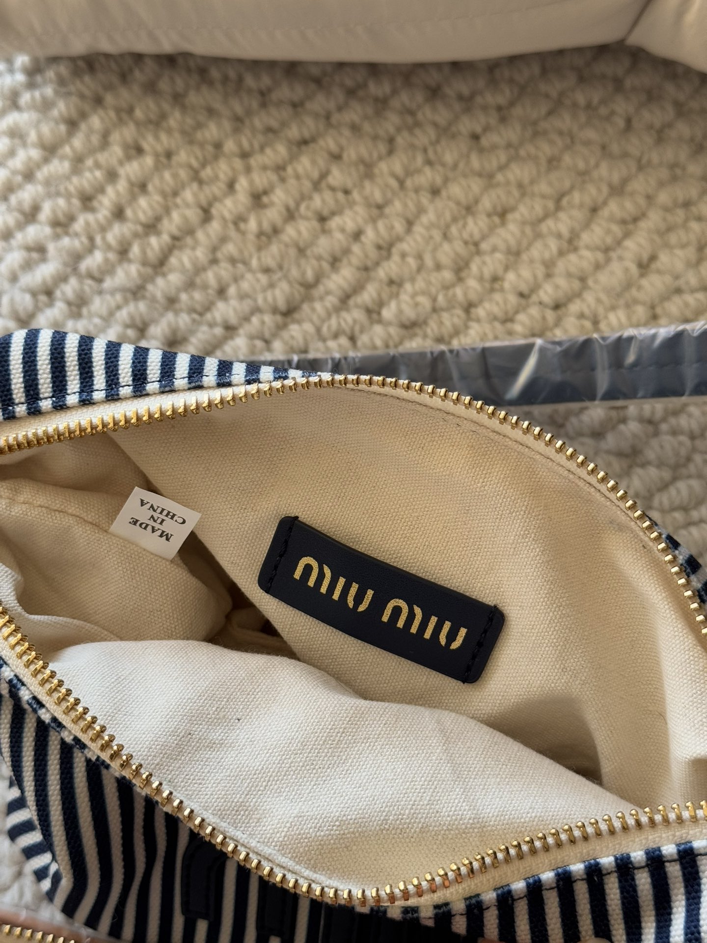 Canvas lining, interior leather logo patch. - Comprehensive 4