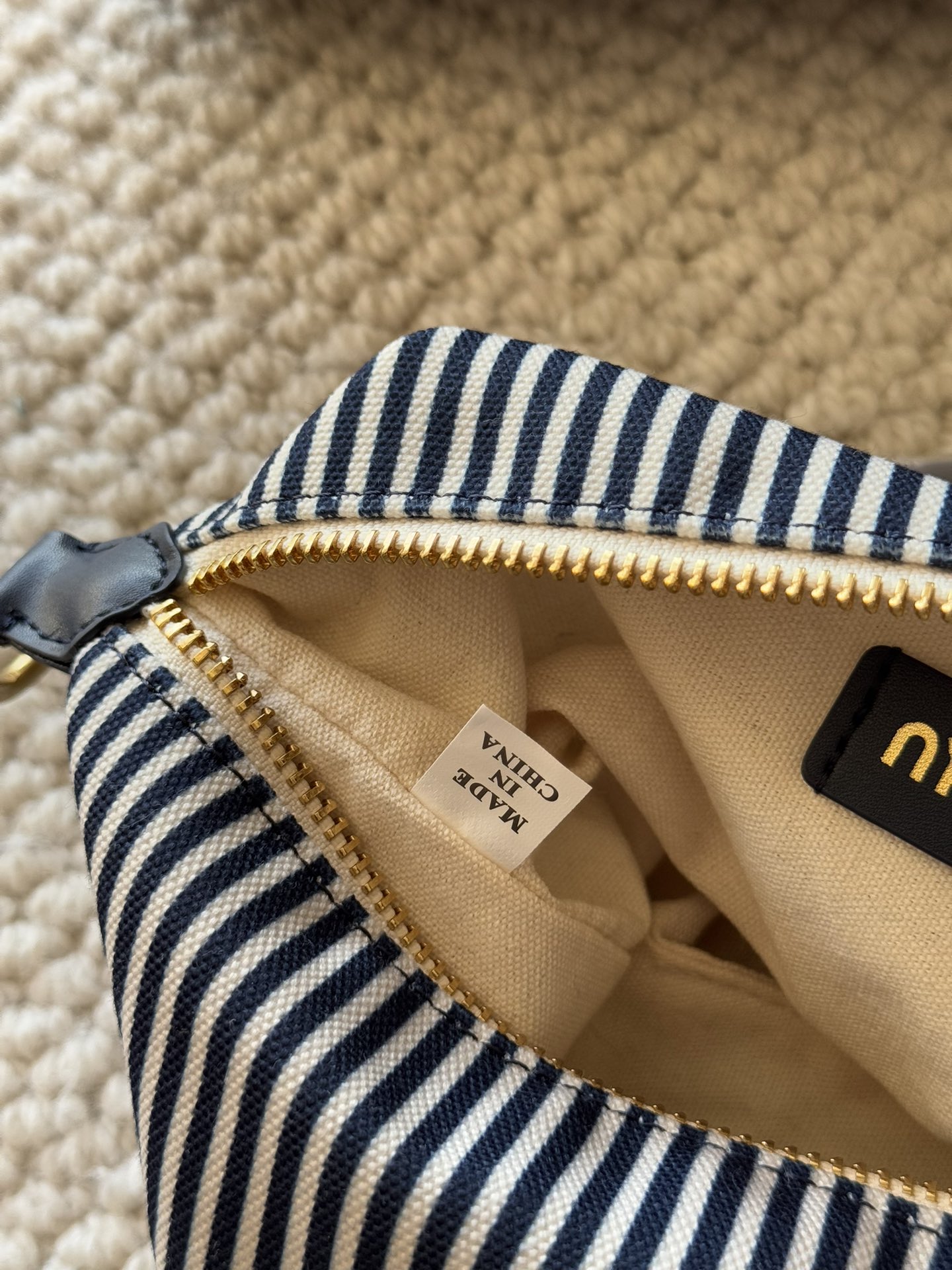 Canvas lining, interior leather logo patch. - Comprehensive 3