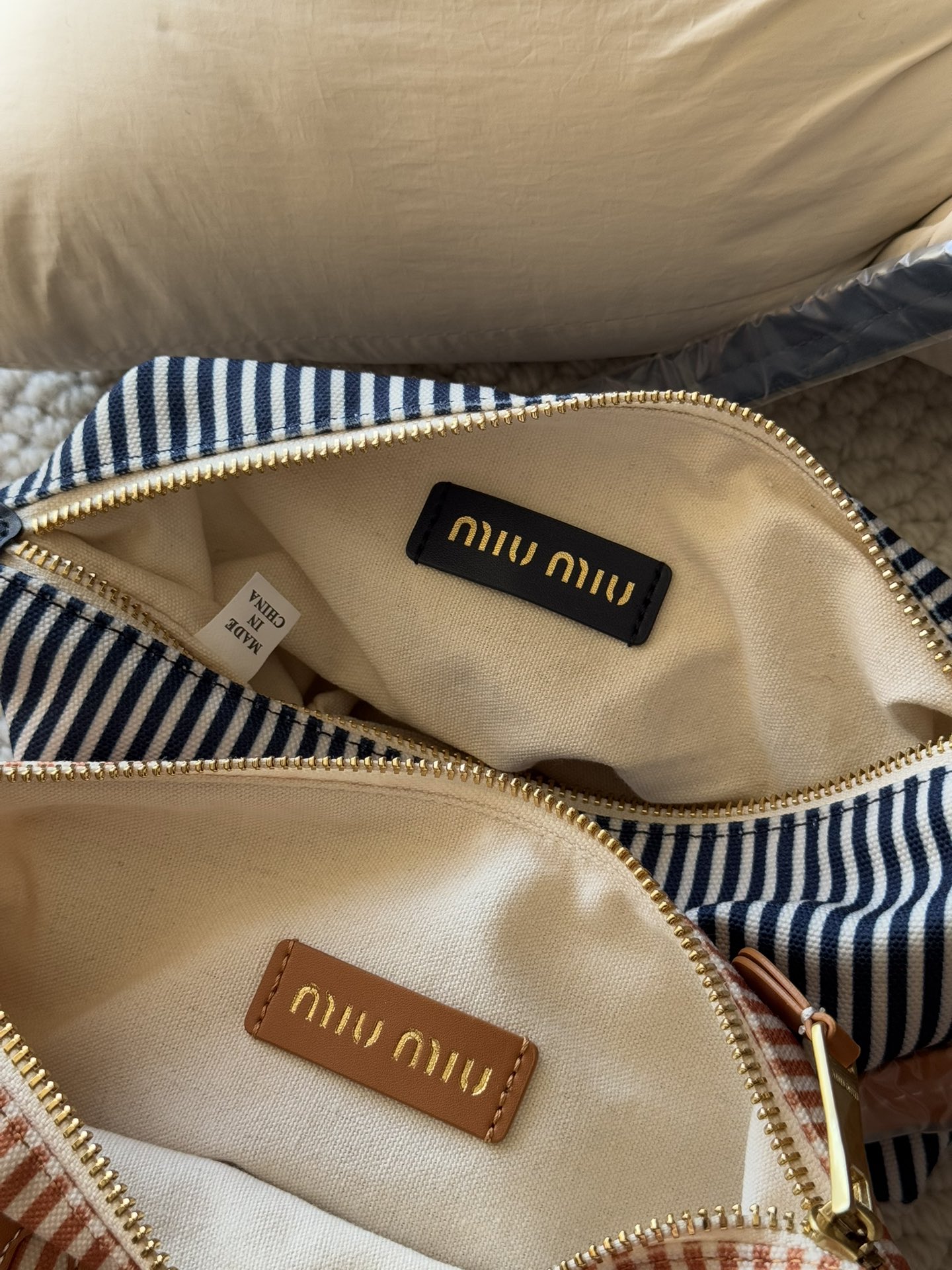 Canvas lining, interior leather logo patch. - Comprehensive 2
