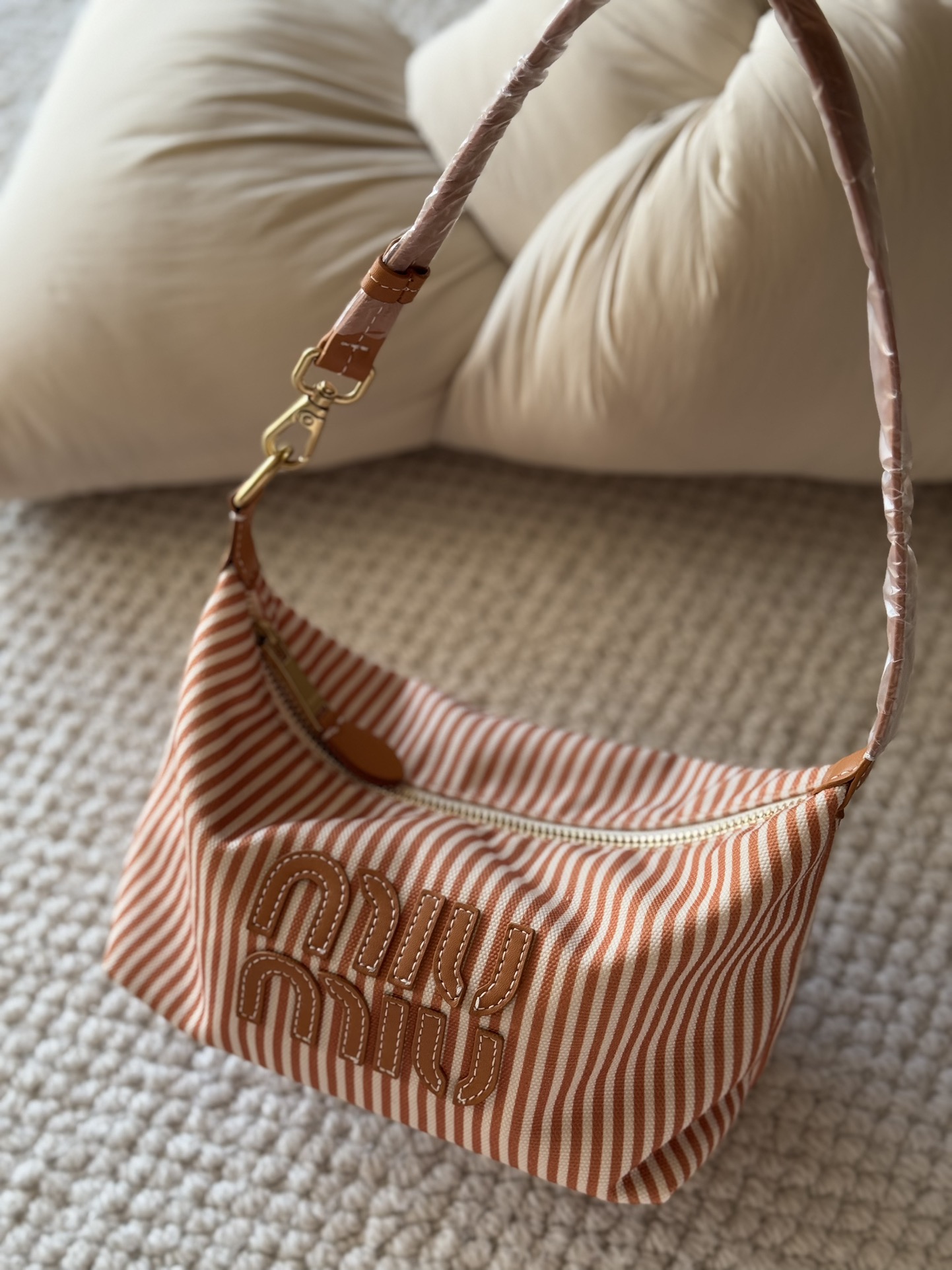 Designed with a versatile single strap for handheld or underarm wear, fe - Comprehensive 4