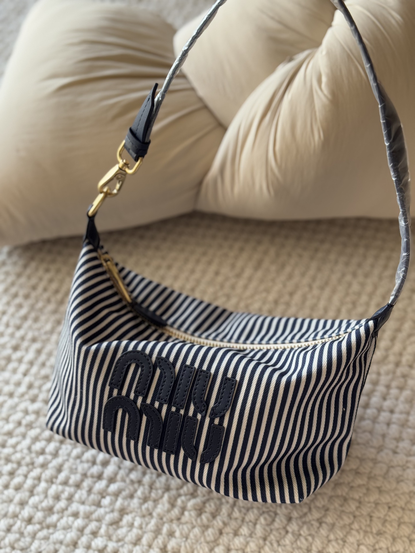 Designed with a versatile single strap for handheld or underarm wear, fe - Comprehensive 3