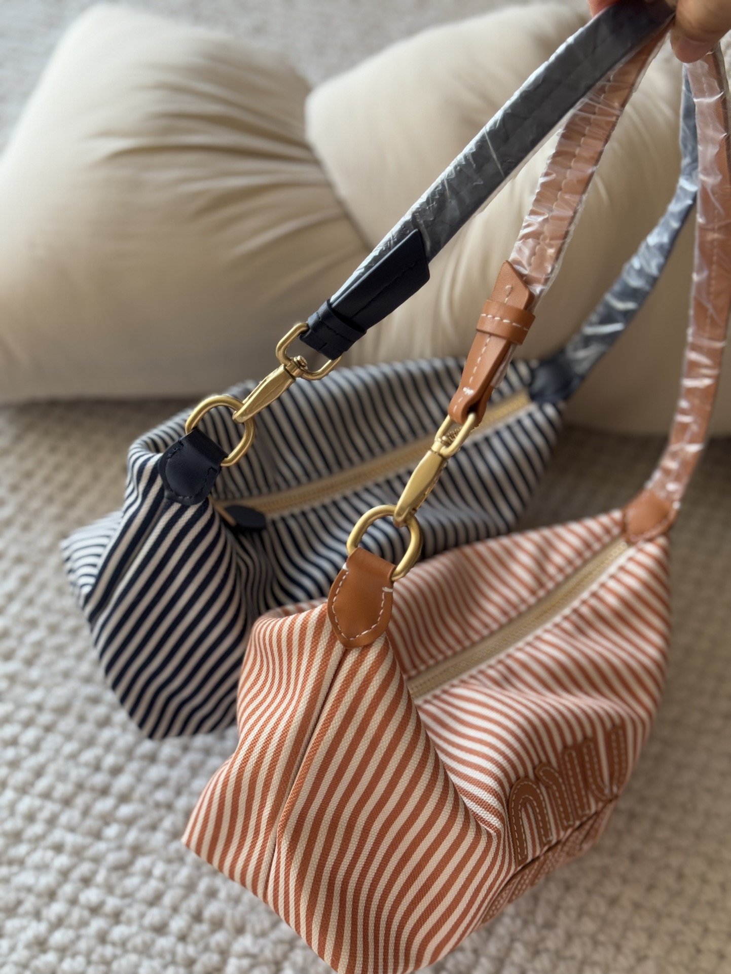 Designed with a versatile single strap for handheld or underarm wear, fe - Comprehensive 2