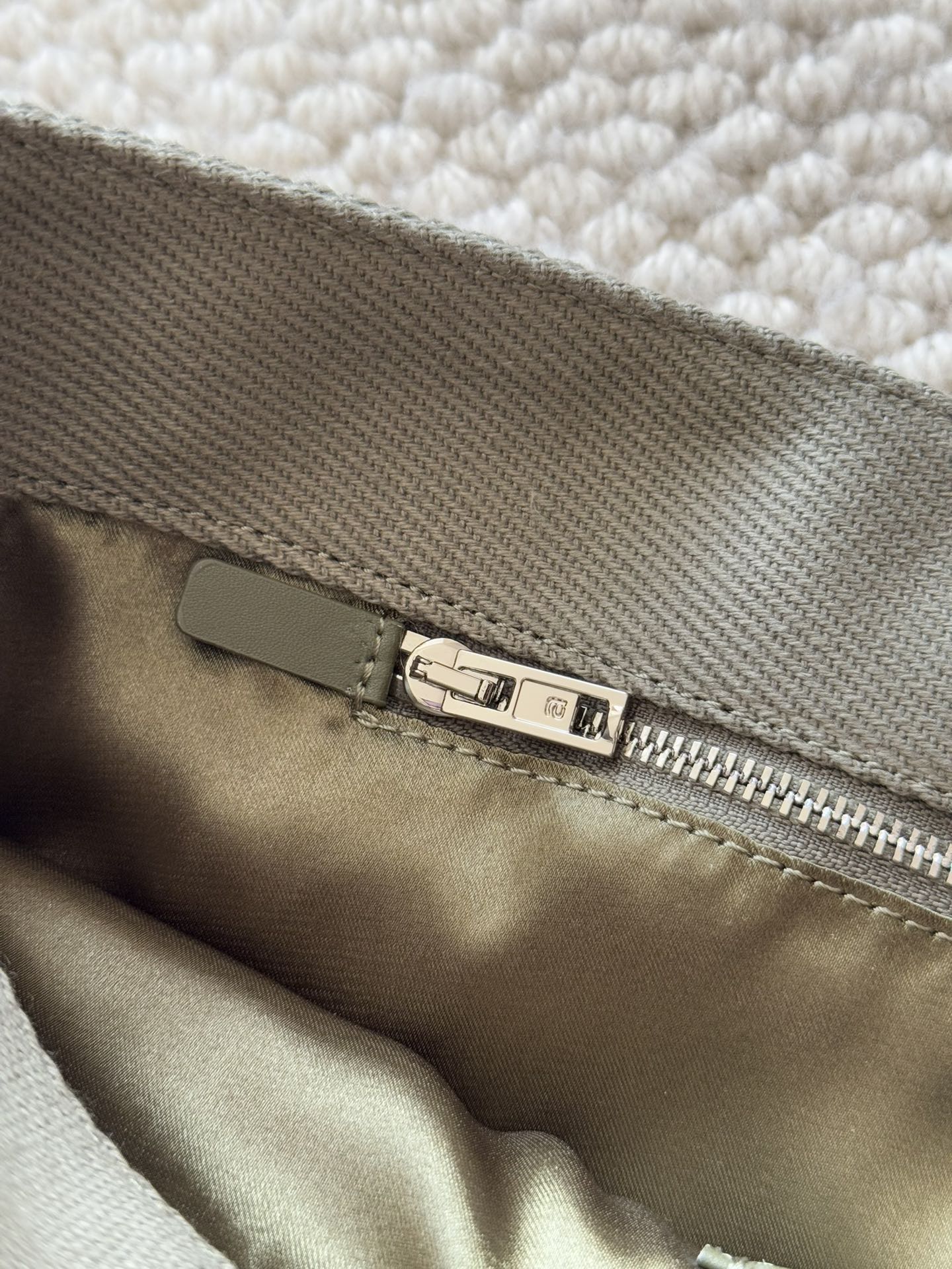 Classic tote silhouette with an inverted trapezoid structure, wider at - Comprehensive 7