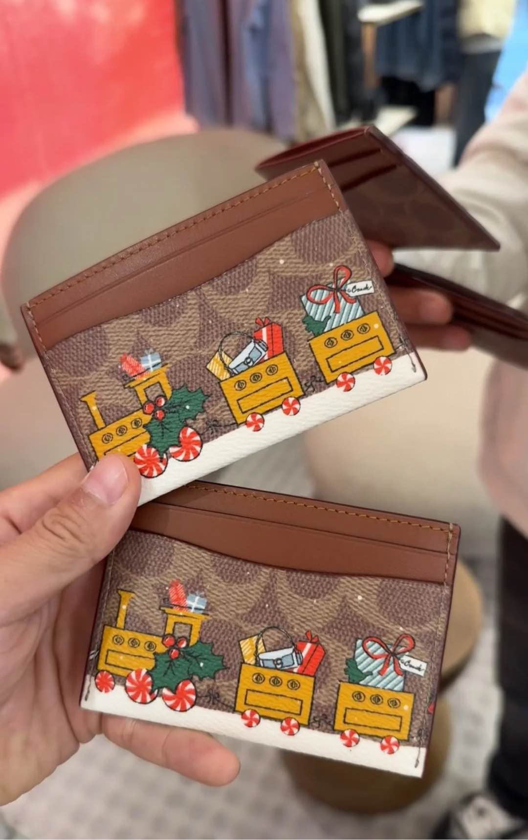 Coach limited-edition card case from the Holiday collection - Comprehensive 3