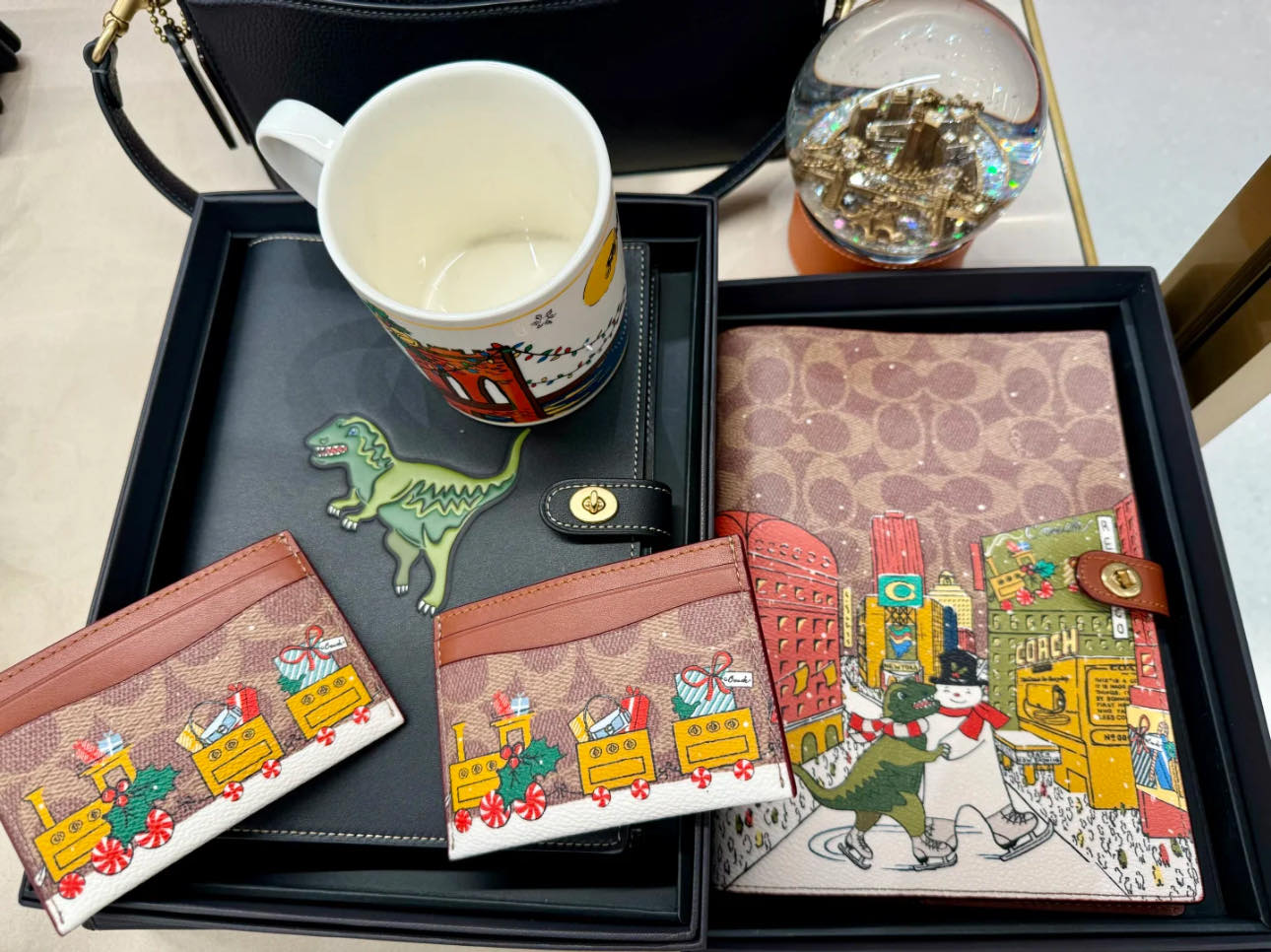 Coach limited-edition card case from the Holiday collection - Comprehensive 5