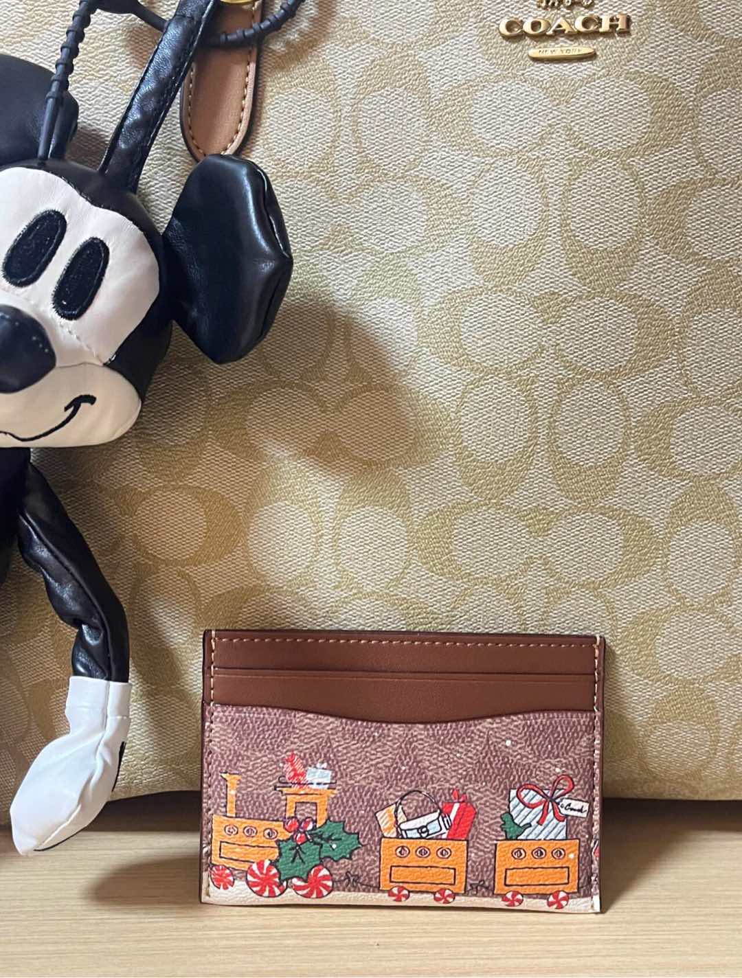 Coach limited-edition card case from the Holiday collection - Comprehensive 6