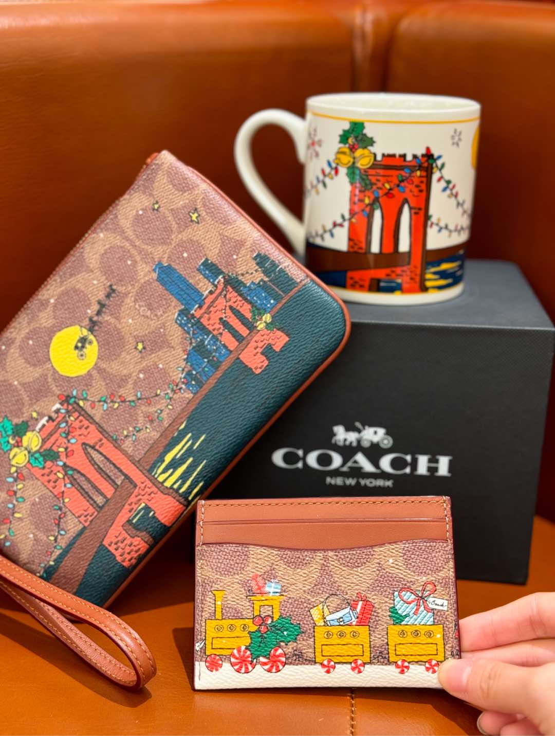 Coach limited-edition card case from the Holiday collection - Comprehensive 4
