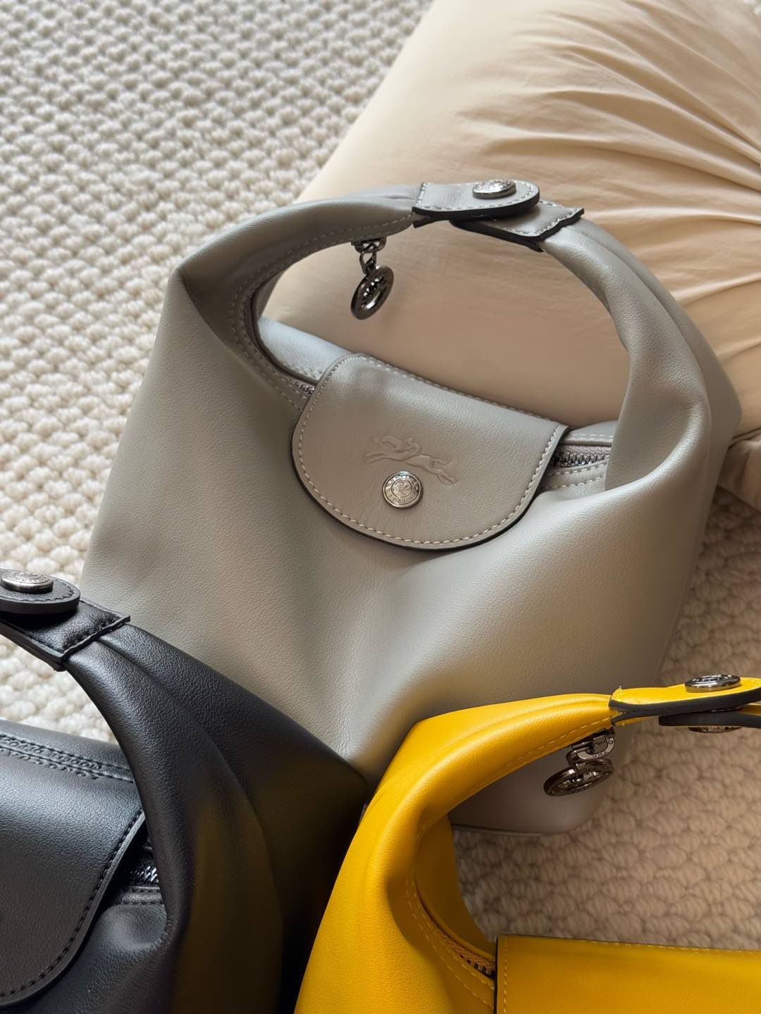 Crafted from fine-grain cowhide leather, this piece features a delicate  - Comprehensive 3