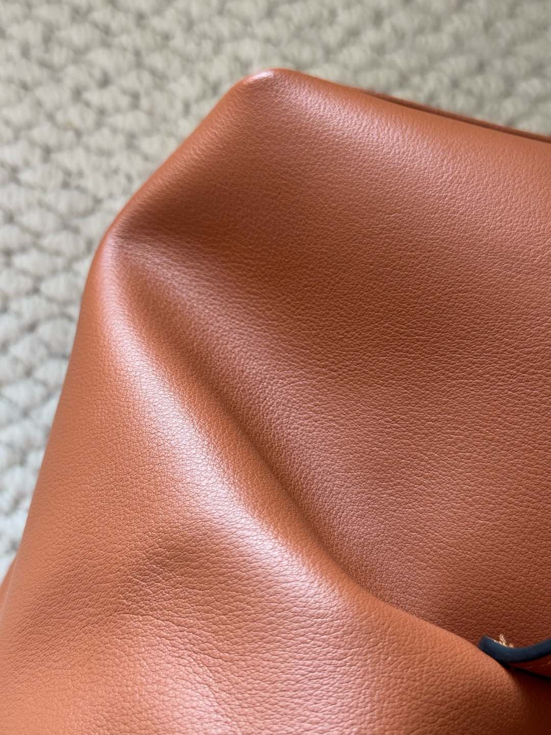 Crafted from fine-grain cowhide leather, this piece features a delicate  - Comprehensive 7