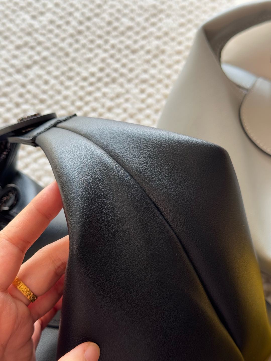 Crafted from fine-grain cowhide leather, this piece features a delicate  - Comprehensive 9