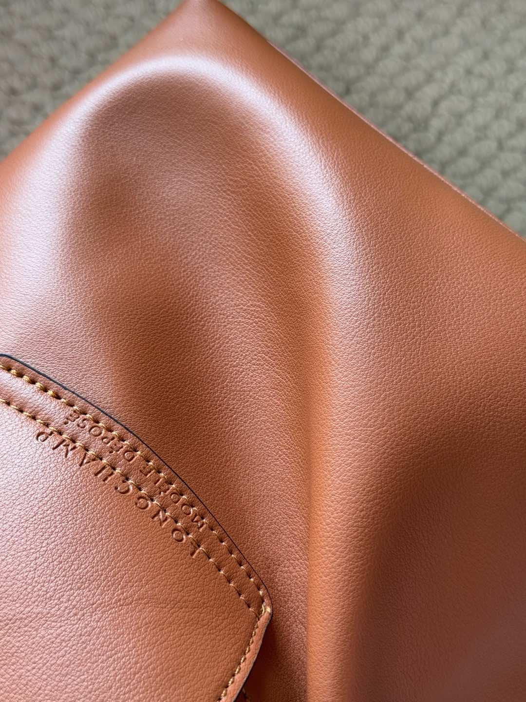 Crafted from fine-grain cowhide leather, this piece features a delicate  - Comprehensive 5
