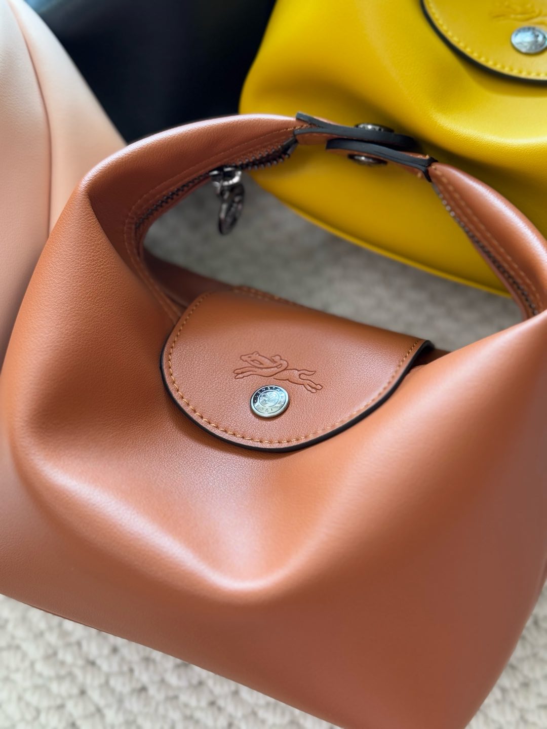 Crafted from fine-grain cowhide leather, this piece features a delicate  - Comprehensive 4