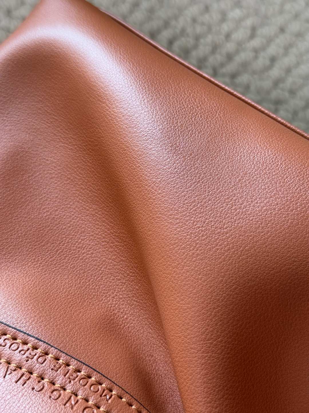 Crafted from fine-grain cowhide leather, this piece features a delicate  - Comprehensive 6