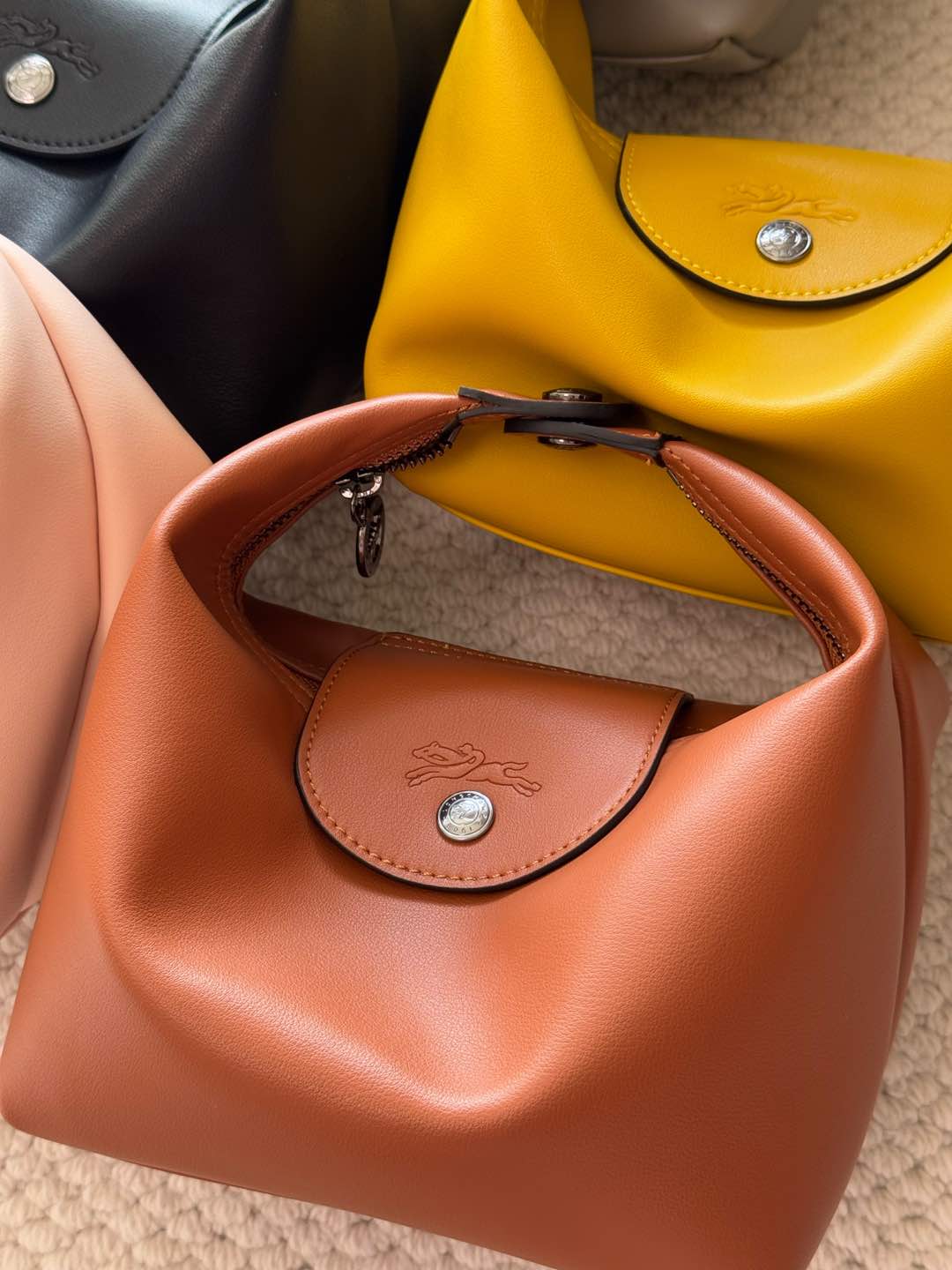 Crafted from fine-grain cowhide leather, this piece features a delicate  - Comprehensive 2