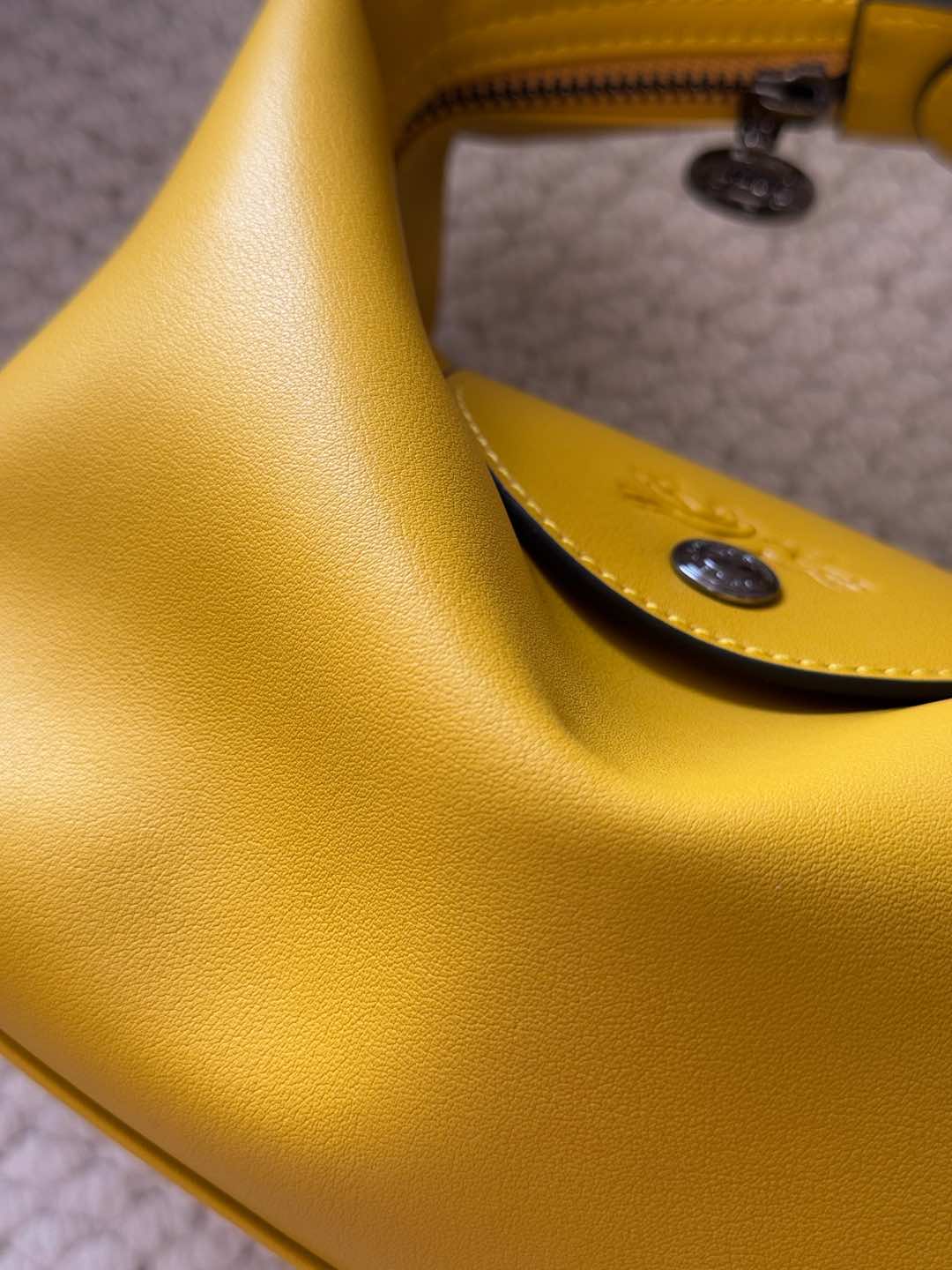 Crafted from fine-grain cowhide leather, this piece features a delicate  - Comprehensive 8