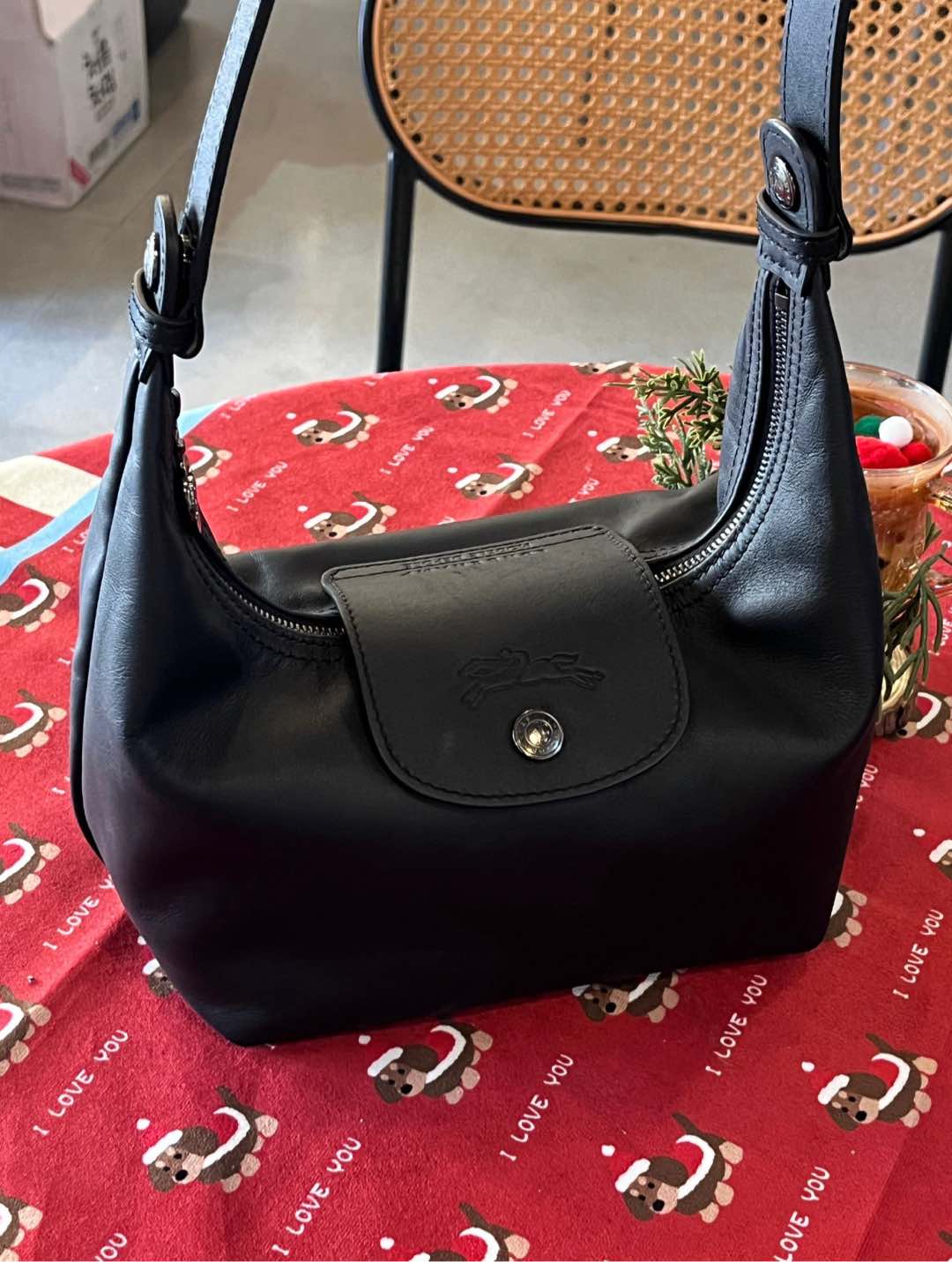 This bag does not include a shoulder strap - Comprehensive 4