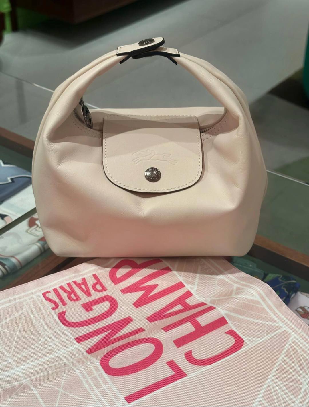 A lightweight, supple bag designed for effortless year-round styling - Comprehensive 8