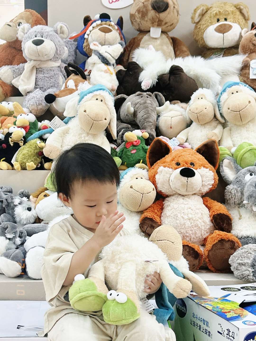 谁能拒绝可爱暴击的小玩偶呢，大家小时候有没有梦想过房间堆满毛绒玩具呀，就算童年已经过去了，对毛绒公仔玩具等喜爱始终是不变的，毕竟谁能抵抗一只毛乎 4