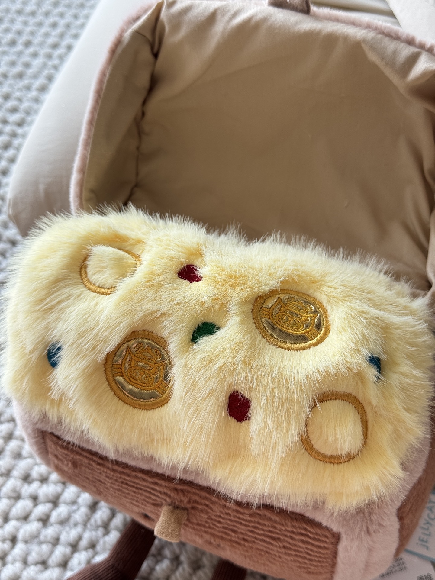 NO:810161,Exquisitely crafted gold coins with Geely Cat logo embroidery, colorful embroidered diamonds, and fluffy long hair, beautiful to look at and easy to touch!  , trendy department store Jellycat doll19860909精致工艺带吉利猫logo刺绣的金币,五彩的刺绣钻石,毛茸茸的长绒毛,好看又好摸！,潮品百货Jellycat公仔,accessory