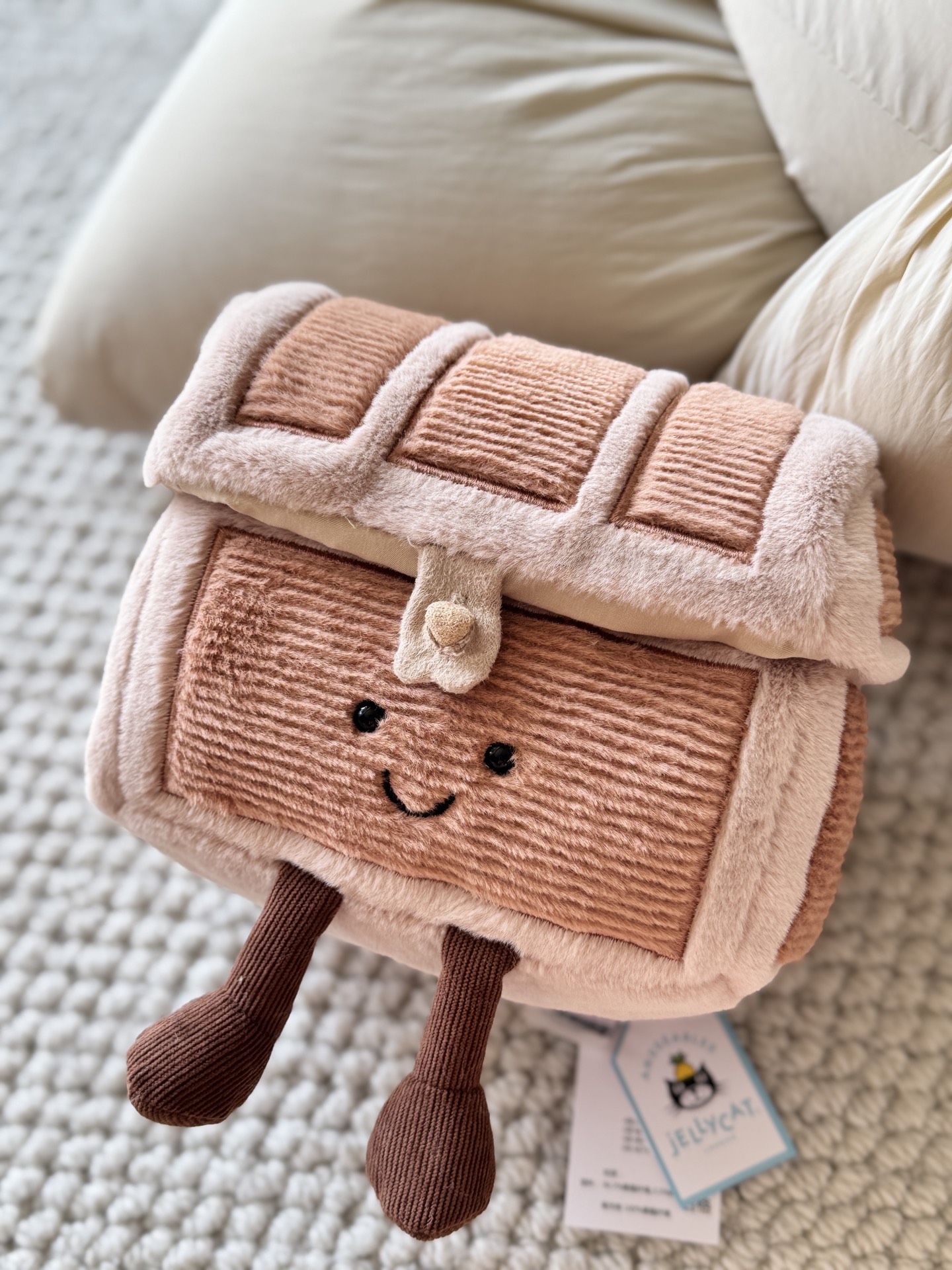 NO:810158,The fluff is very fine, feels good to the touch, and is so soft~ I really can’t resist the plush toys!  !  !  , trendy department store Jellycat doll19860909绒毛非常细腻,手感也炒鸡好,软的狠呐～真是对毛绒公仔没有一点抵抗力！！！,潮品百货Jellycat公仔,accessory
