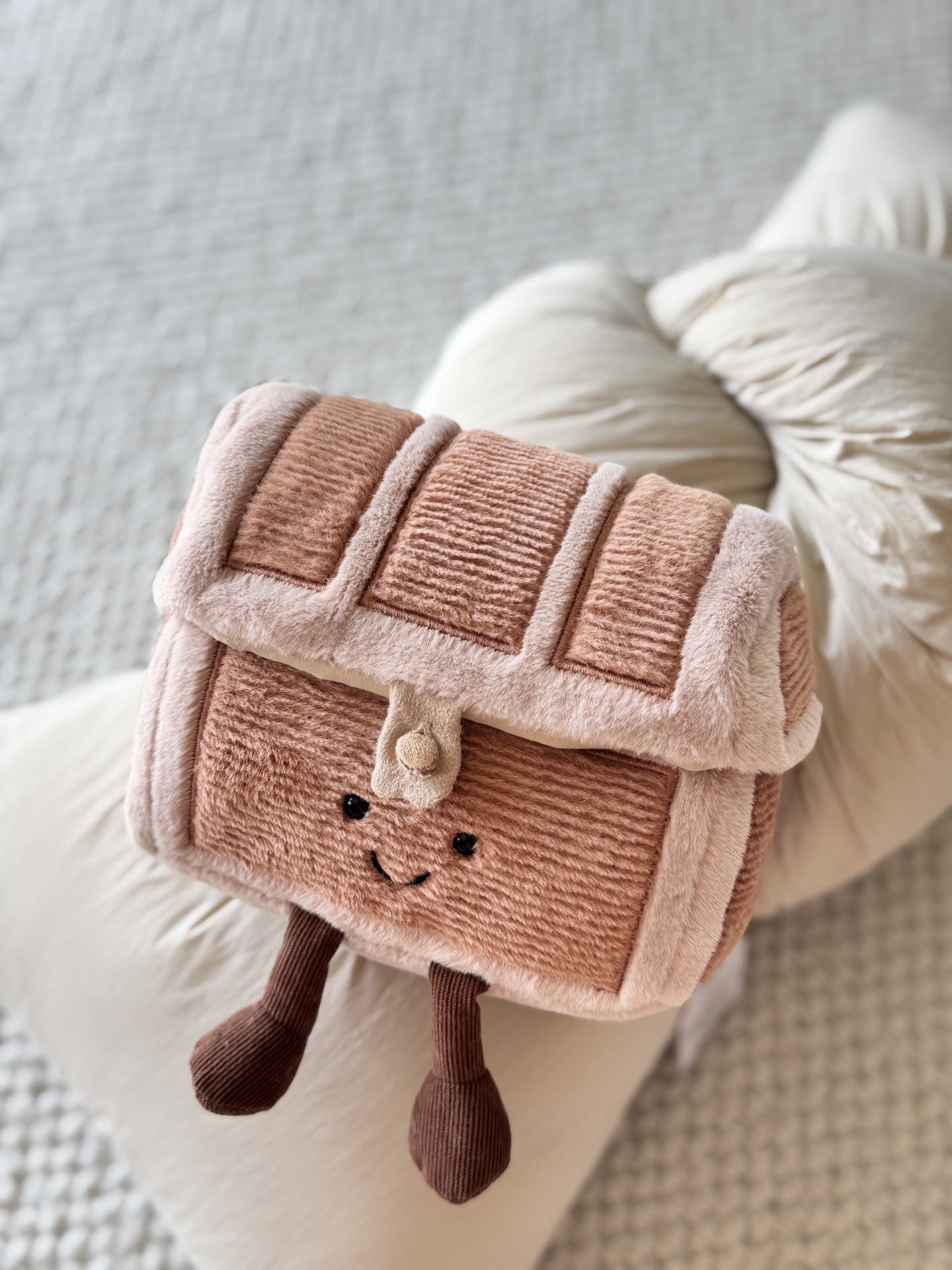 NO:810155,You really can’t go wrong with gift-giving little tis Jellycat. The little treasure box has a sense of ritual and makes every little sister rich. Size 16cm, trendy department store Jellycat doll19860909送礼小tis Jellycat真的不会出错 小宝箱超有仪式感 每个小姐妹暴富 size16cm,潮品百货Jellycat公仔,accessory