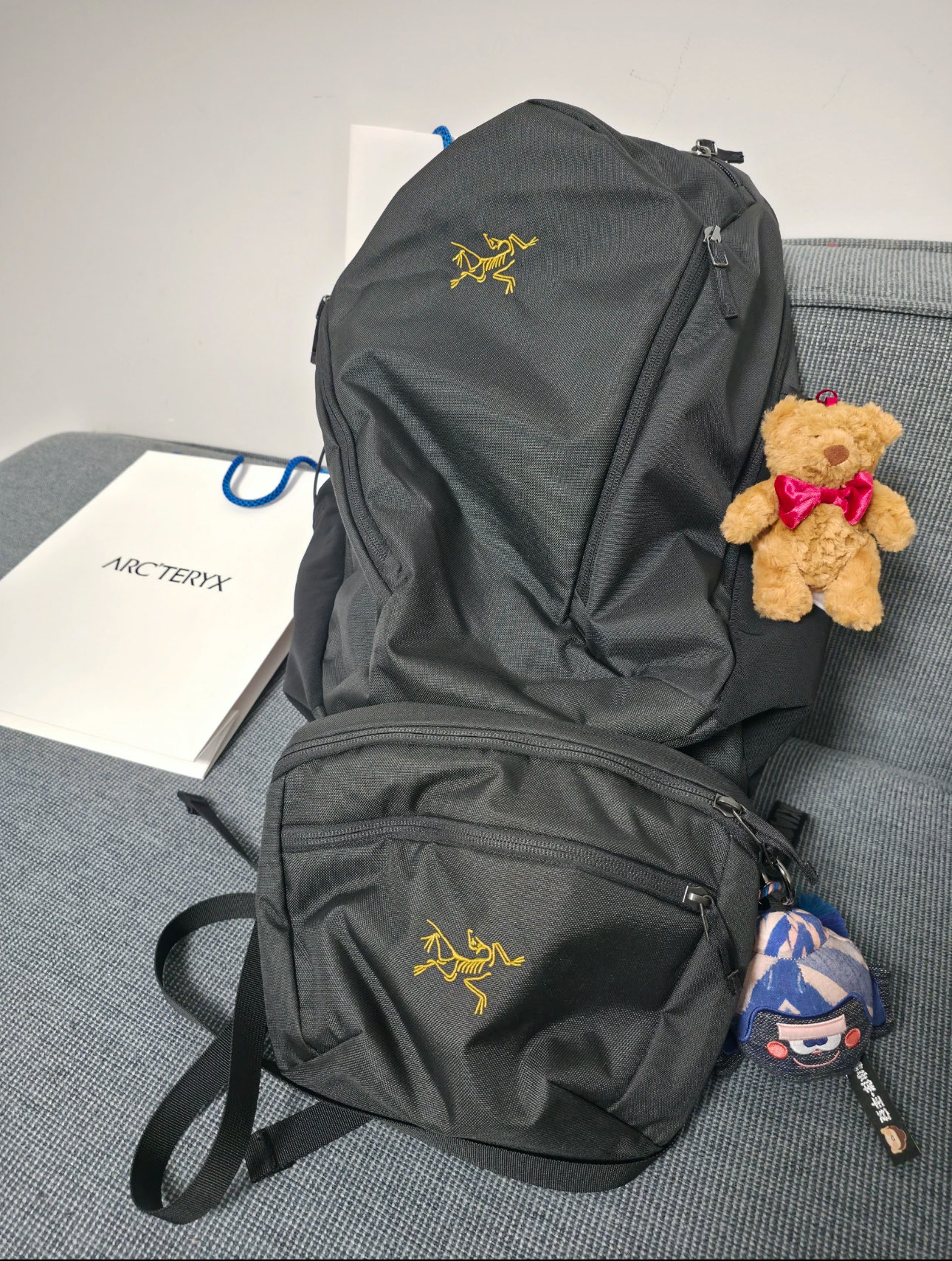 NO:810293,Whether you are leaning on the corner of your desk to accompany you when you are busy, or hanging on your backpack to explore the world together, this Jellycat Barcelona bear is a safe corner within your reach. Touch its super-soft fabric, and your fatigue will be instantly healed., Trendy Department Store Jellycat Doll, Backpacks19860909无论是倚在办公桌角陪伴忙碌,还是挂在背包上一起探索世界,这只Jellycat巴塞罗熊,都是你触手可及的安心角落.轻抚它超柔软的面料,疲惫瞬间被治愈.,潮品百货Jellycat公仔,backpacks,accessory
