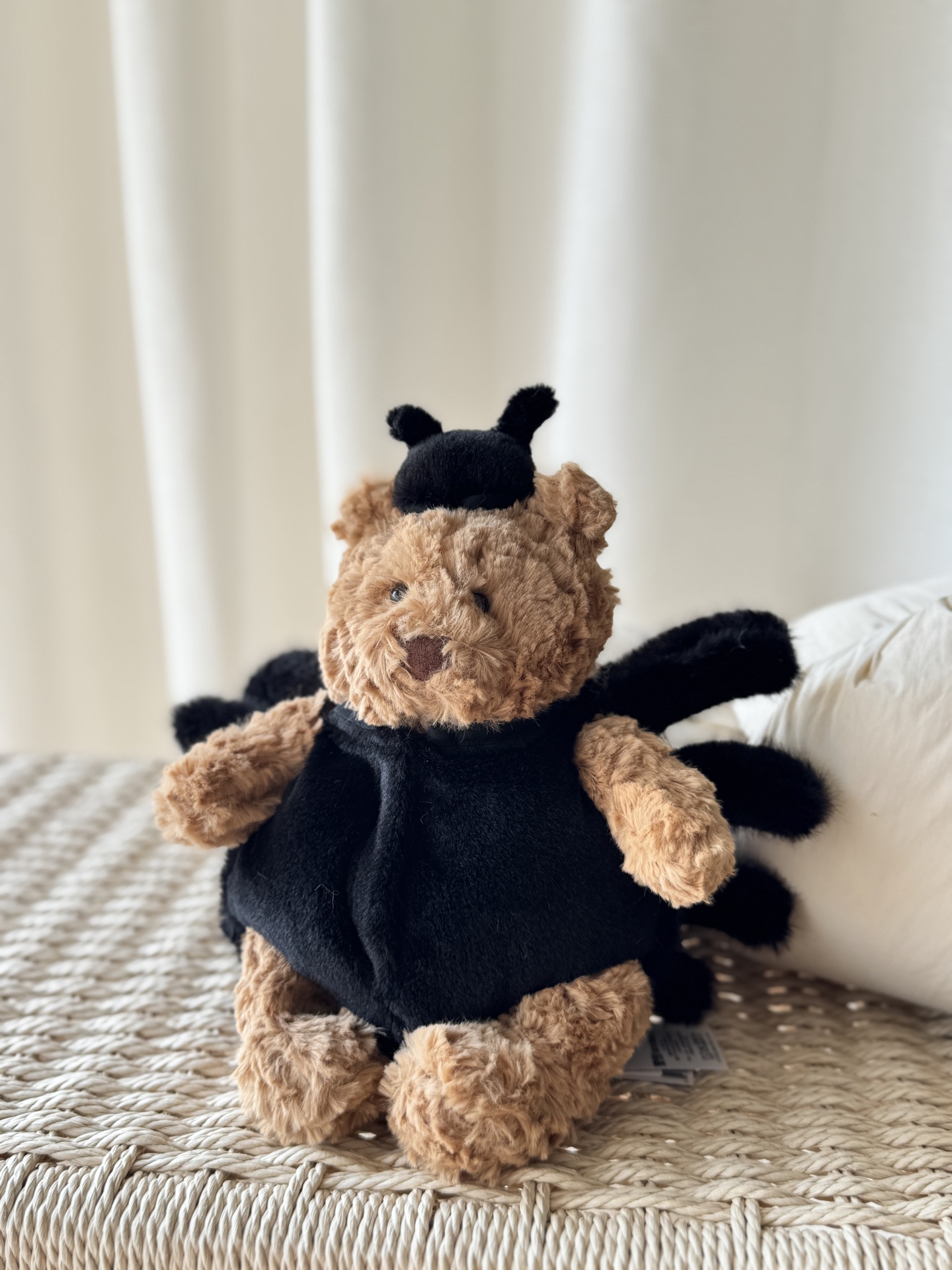 NO:810313,Gentle encounters in dark fairy tales, Jellycat fantasy cross-dressing series, start a cute fantasy journey!  Magic bear's Halloween costume, a light brown plush bear wearing a plush spider costume, with eight cute spider legs softly surrounding its back. The spider costume can be put on and off to start a Halloween fantasy journey. Jellycat doll from trendy department store19860909暗黑童话里的温柔邂逅,Jellycat奇幻变装系列,开启萌趣幻想之旅！魔法小熊的万圣节变装,浅棕色绒毛小熊身披毛绒蜘蛛服,背后八条萌趣蜘蛛腿柔软环绕.可穿脱蜘蛛装,开启万圣节奇幻之旅.,潮品百货Jellycat公仔,accessory