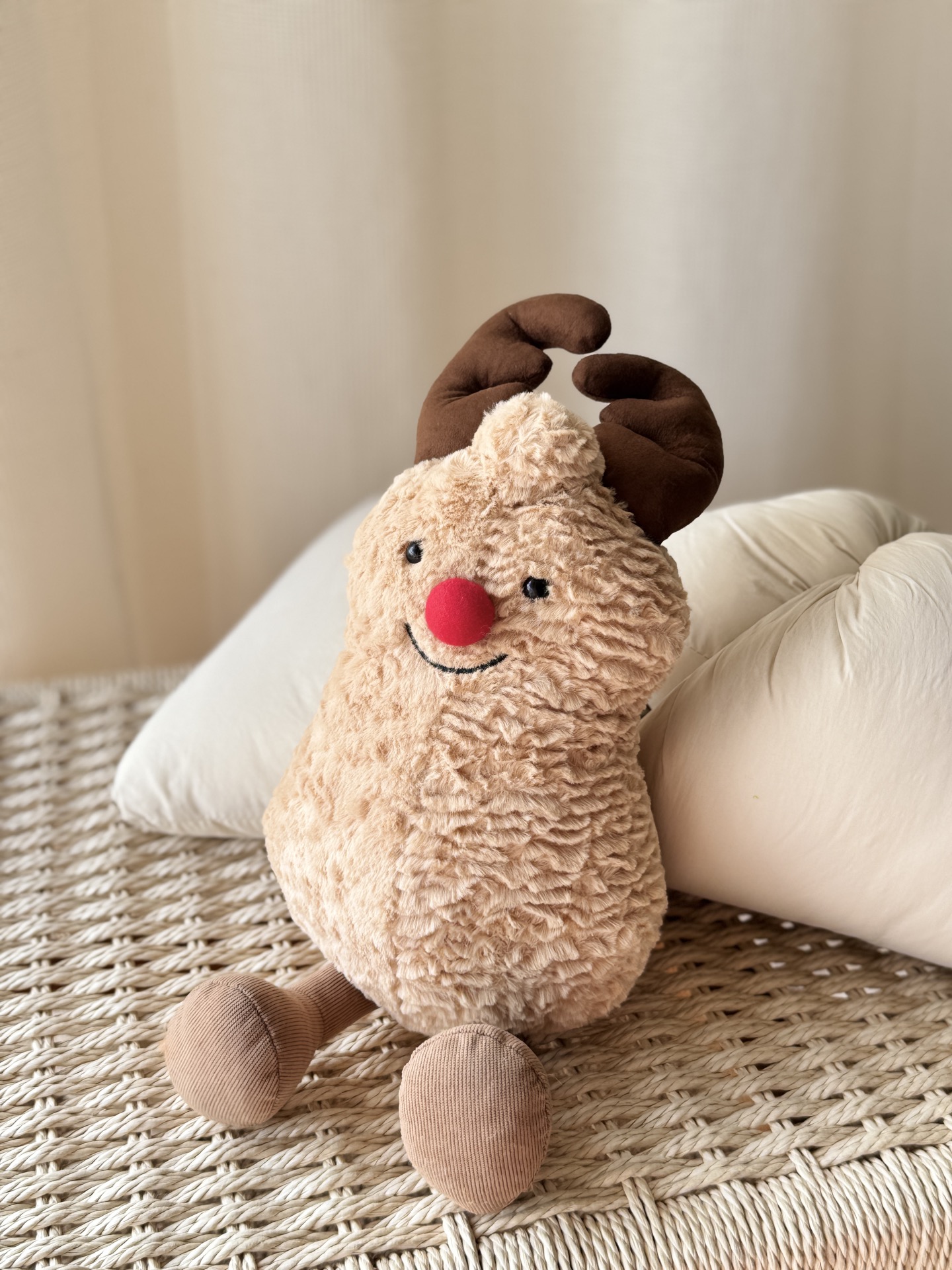 NO:810443,Plush control screams!  Mr. Peanut, the world-famous healing reindeer, reports with snowflakes and snowy mountains~ The classic beige fluff wrapped in chocolate antlers, the combination of round black eyes + tomato red nose instantly melts the cold winter!  The large size 38cm is domineering and cute, full of happiness!  , trendy department store Jellycat doll19860909毛绒控尖叫！风靡全球的治愈系驯鹿花生君带着雪花与雪山来报道啦～经典米色绒毛裹着巧克力色鹿角,圆溜溜的黑眼睛+番茄红鼻头组合瞬间融化寒冬！ 大号38cm霸气软萌,抱满怀的幸福感！,潮品百货Jellycat公仔,accessory