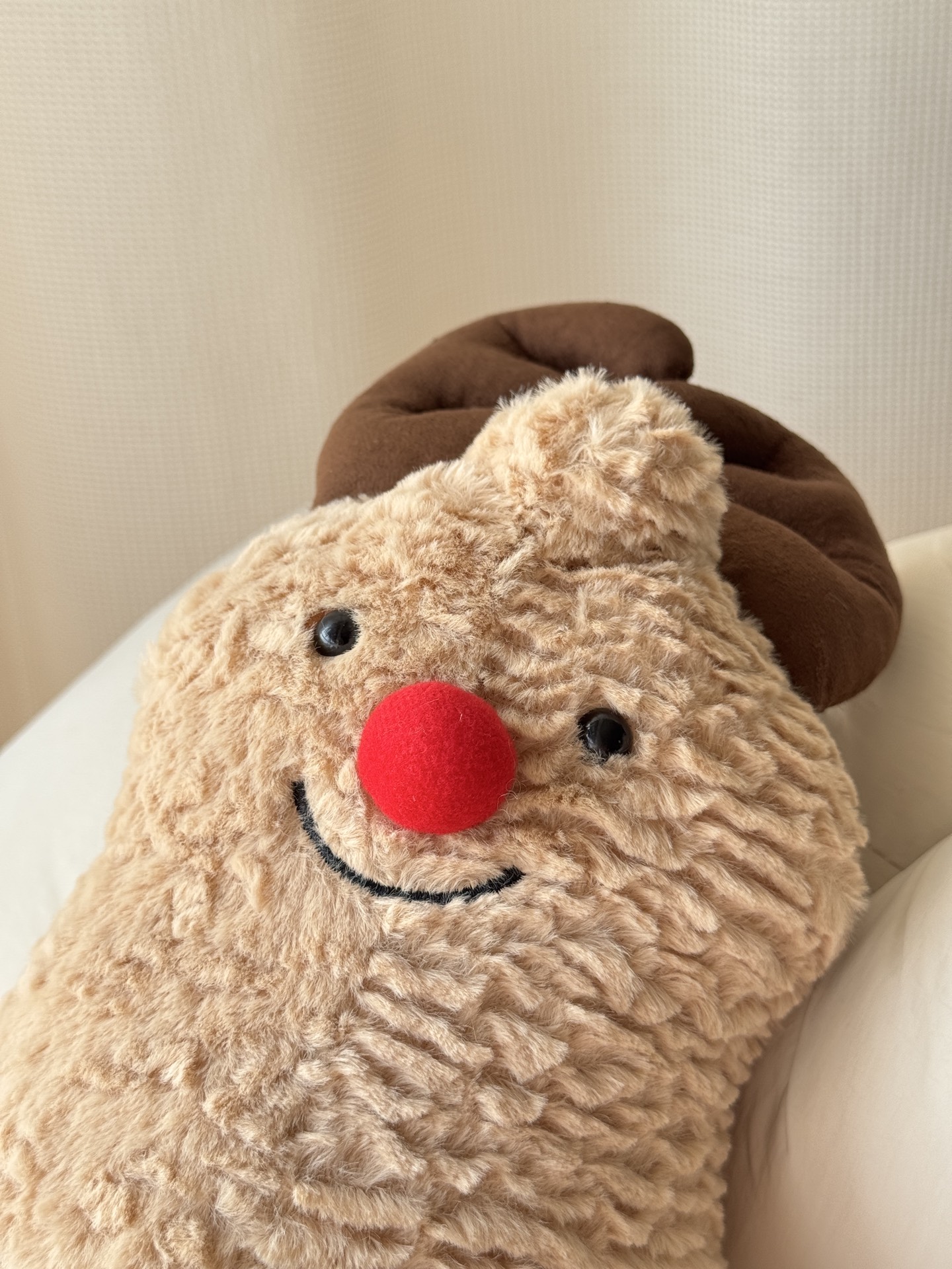 NO:810442,The light brown fluff is wrapped in the warmth of the sun, the red nose raises a naive smile, and the antlers are covered with dewdrops from the fairy tale forest. Curl up in its arms and the pressure will be reduced to zero in an instant ~ Jellycat doll from the trendy department store19860909浅棕色绒毛裹着阳光温度,红鼻头扬起憨憨微笑弧度,鹿角坠着童话森林的露珠,蜷进它怀里瞬间压力归零～,潮品百货Jellycat公仔,accessory