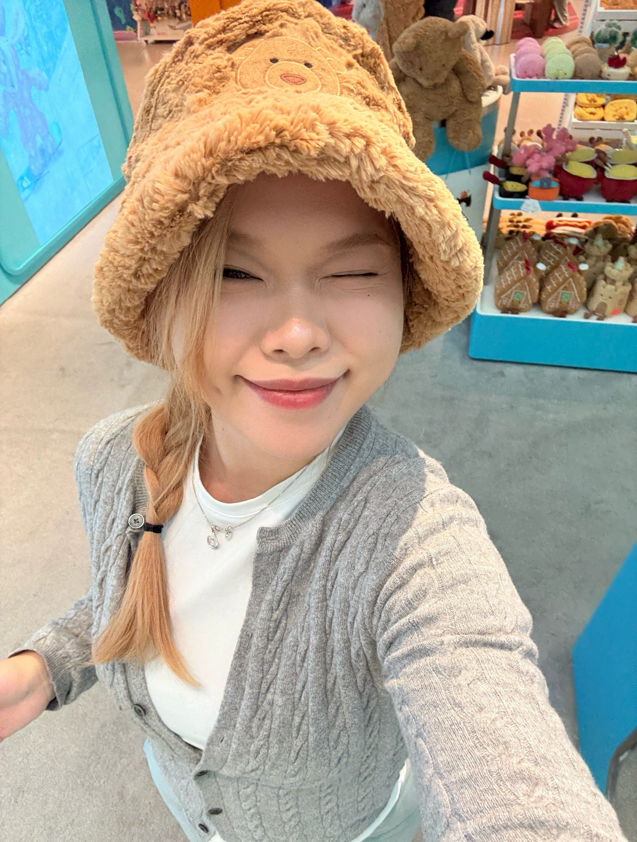 NO:810485,No matter which angle you look at it, the warm brown plush and soft cute elements are full of autumn and winter healing~ Jellycat doll from trendy department store19860909不管哪个角度看,暖棕绒毛+软萌元素都裹满秋冬治愈感~,潮品百货Jellycat公仔,accessory