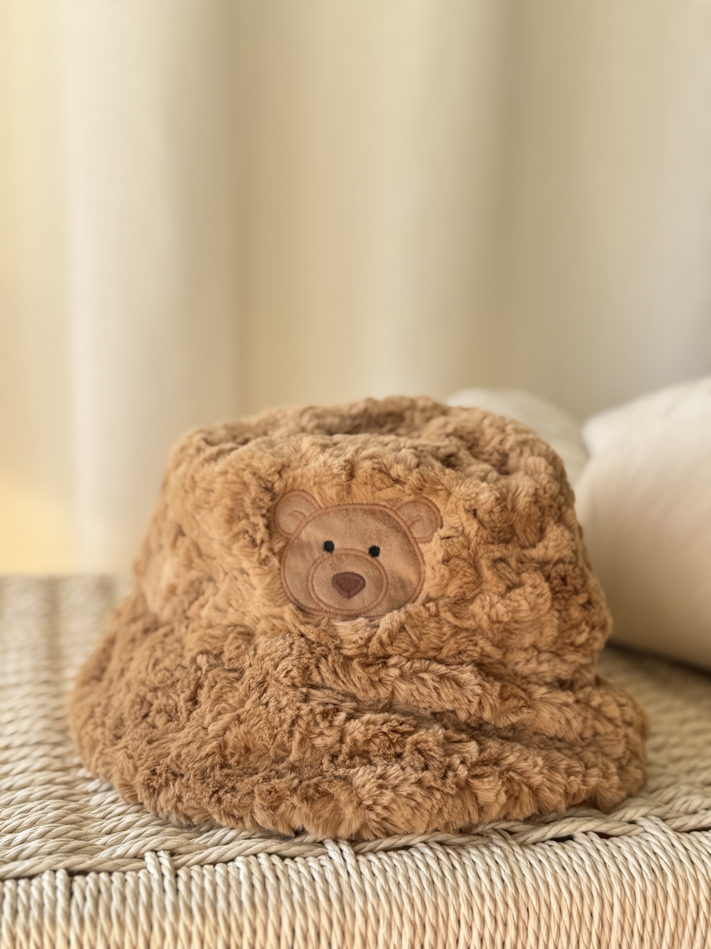 NO:810491,The popular Jellycat Barcelona Bear bucket hat is a must-have for autumn and winter!  Who can resist this 'walking softie'?  The warm brown plush looks like a cloud wrapped in it, and is so soft that it won’t stop. The bear embroidery on the hat body is the soul, and the breasts are cute. It can be worn with a coat/sweater to create a relaxed atmosphere, and it is windproof and makes your face smaller!  , trendy department store Jellycat doll, espadrilles, sweaters, hats19860909被问爆的Jellycat巴塞罗熊渔夫帽,秋冬刚需！ 谁能拒绝这顶“行走的软乎乎”？暖棕毛绒像裹了团云朵,软到rua不停~帽身的小熊刺绣是灵魂,奶萌感直接拉满,配大衣/毛衣都能穿出松弛氛围,防风还显脸小！,潮品百货Jellycat公仔,espadrilles,sweaters,hats,accessory
