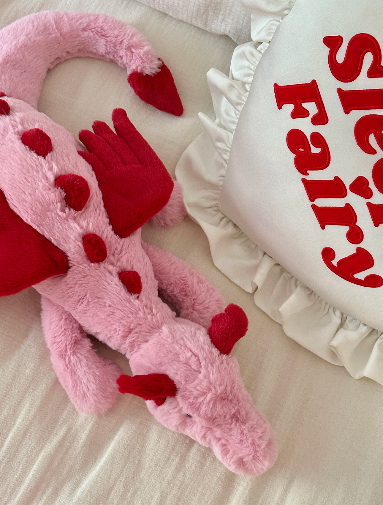 NO:810515,Jellycat's popular new product 'Scarlet Heart Dragon' is here!  Pink skin + crimson wings, round body shape and healing smile, every inch of fluff hides the magic of softness. Hold it in your arms, instantly melt away your fatigue, and unlock your exclusive healing companion~, trendy department store Jellycat doll19860909Jellycat人气新品「绯心龙」甜蜜来袭！粉嫩肌肤+绯红翅膀,圆润身形搭配治愈笑脸,每一寸绒毛都藏着柔软魔力.抱在怀里,瞬间融化疲惫,解锁专属你的治愈陪伴～,潮品百货Jellycat公仔,accessory