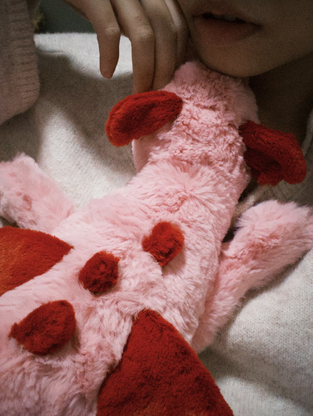 NO:810503,It hit my heart directly!  !  Wrapped in soft pink plush velvet, with burgundy velvet wings and spikes, it is a little rebellious. It can be used as a sleeping companion when lying on the pillow. It is soft and snug when held in your arms. It is a trendy department store Jellycat doll.19860909直接戳中我心巴了！！ 粉糯长绒裹满温柔,酒红丝绒翅膀+尖刺又带点小叛逆 既能乖乖趴在枕边当陪睡搭子 抱在怀里又软乎乎贴得紧,潮品百货Jellycat公仔,accessory