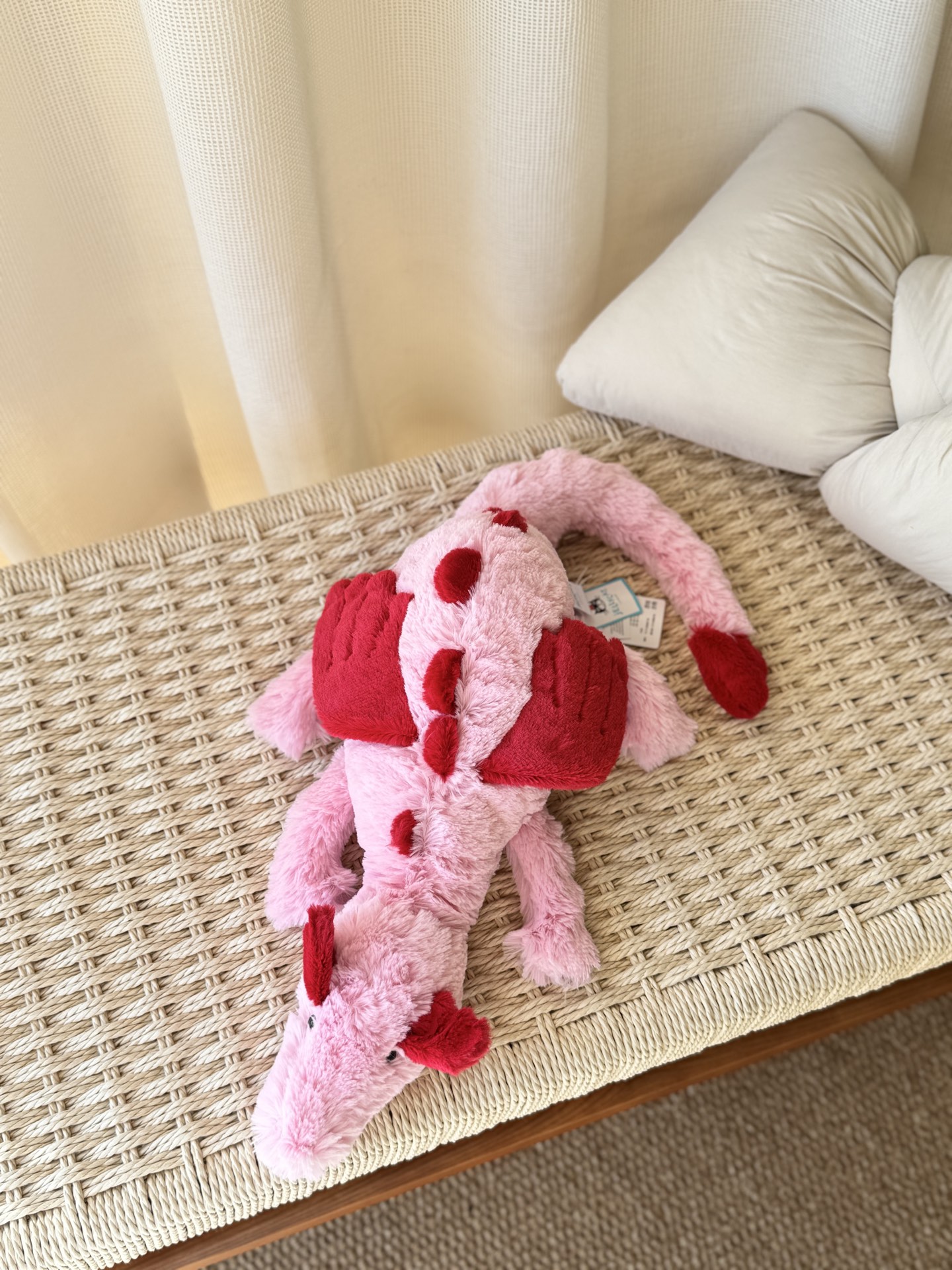 NO:810509,Jellycat Scarlet Heart Dragon｜Cute pet for romantic gourmands, lightens and heals daily life. Pink fluff + crimson wings, lying down in a soft and waxy shape ~ 'Red Heart Dragon' hidden skill - candlelight dinner planner!  Specialty dishes include rose petal risotto and fire-kissed caramel brûlée, guarding your romantic moments with gentle flames~, trendy department store Jellycat doll19860909Jellycat绯心龙｜浪漫美食家萌宠,点亮治愈日常 粉红绒毛+绯红翅膀,趴卧造型软糯好rua～「绯心龙」隐藏技能——烛光晚餐策划师！拿手菜包括玫瑰花瓣烩饭、火吻焦糖布蕾,用温柔火苗守护你的浪漫时刻～,潮品百货Jellycat公仔,accessory