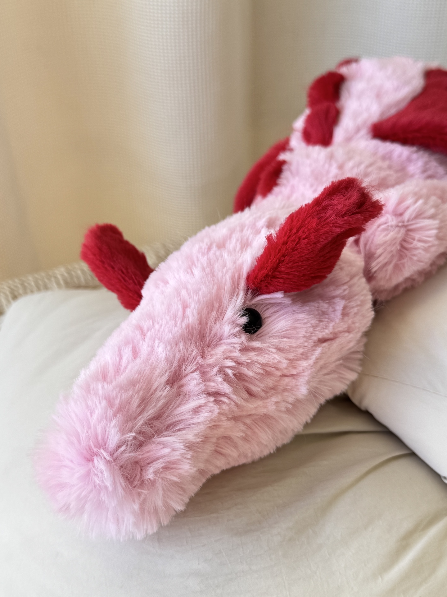 NO:810506,The main body is made of milky cherry blossom pink plush fabric, which is as soft and skin-friendly as wrapped in a layer of clouds; the wings, ear tips, and tail tips are made of velvet-like crimson fluff, which has a gentle luster and a delicate short velvet feel to the touch. Trendy department store Jellycat doll19860909主体是奶fufu的樱花粉长绒面料,像裹了层云朵般软糯亲肤；翅膀、耳尖、尾尖则用了丝绒质感的绯红色绒毛,自带温柔光泽,摸起来是细腻的短绒触感.,潮品百货Jellycat公仔,accessory