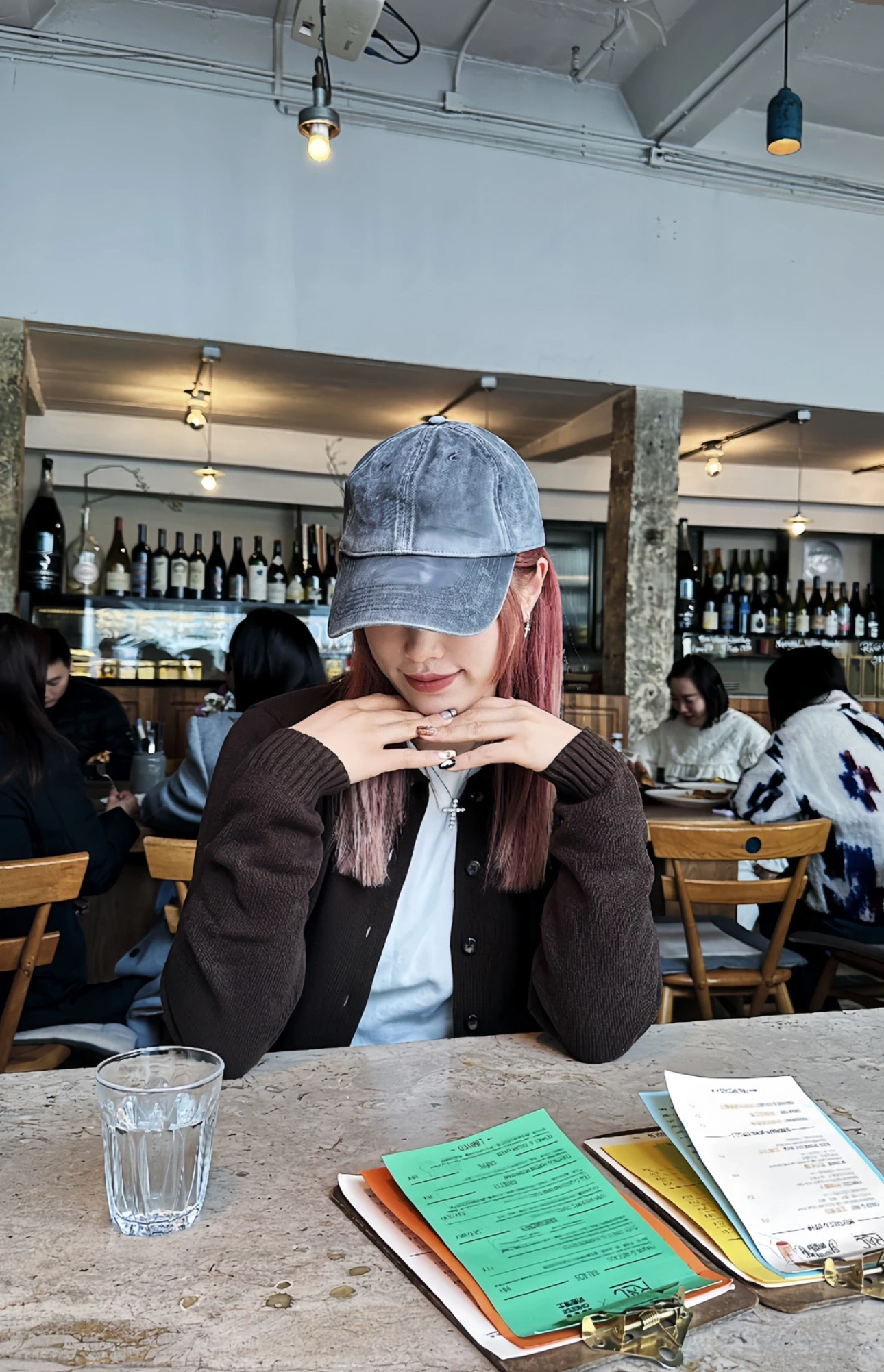 午后阳光斜照的草地，周末漫无目的的街角，或是旅行时忽然遇见的风…让柔软水洗棉与刺绣徽章，陪你收录所有轻松时刻。不同配色，同一份美式休闲的骄傲。 8