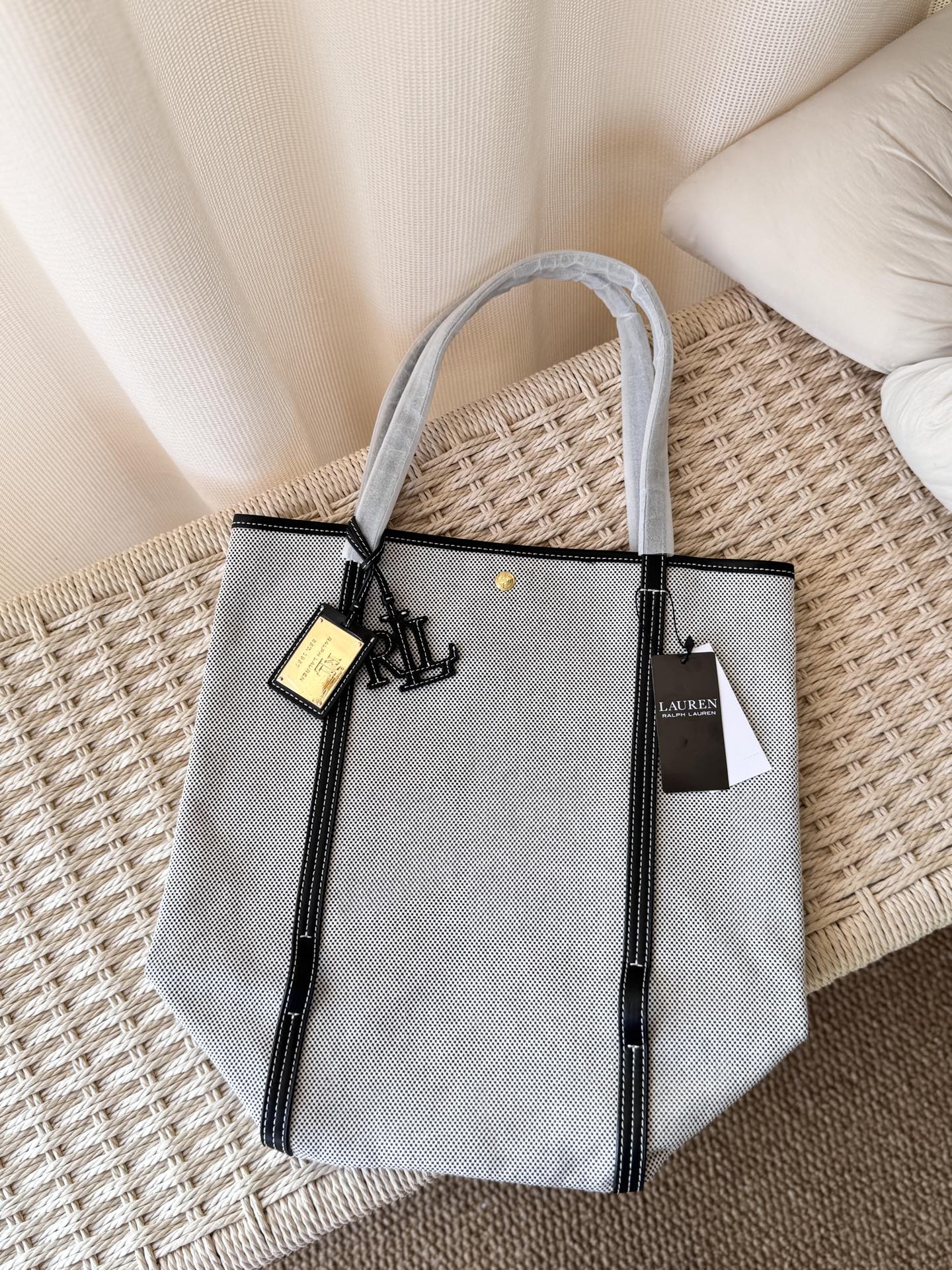 Bvlgari Luxury Designer Handbag Shoulder Crossbody Bag crafted in 5