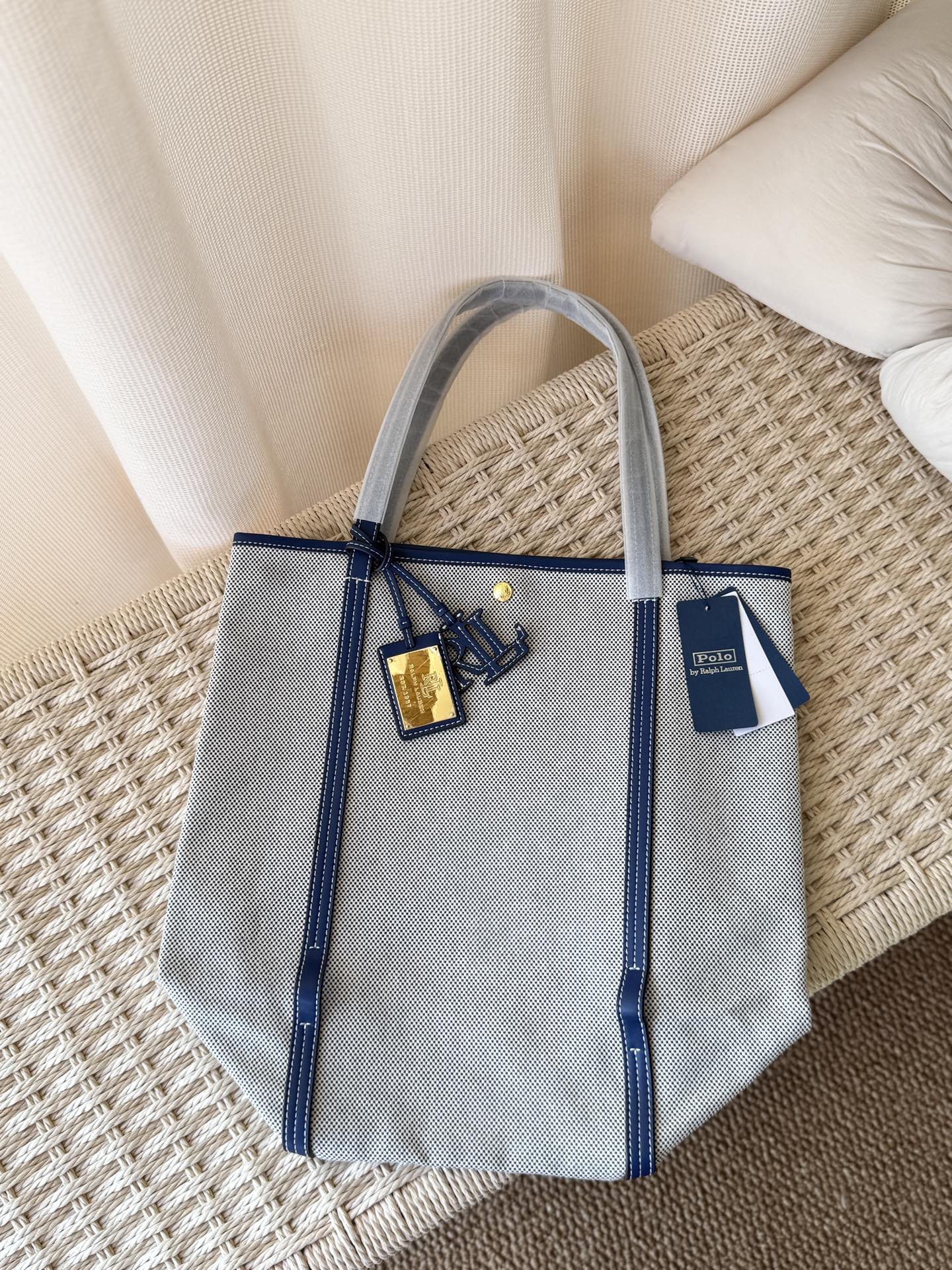 Bvlgari Luxury Designer Handbag Shoulder Crossbody Bag crafted in 6