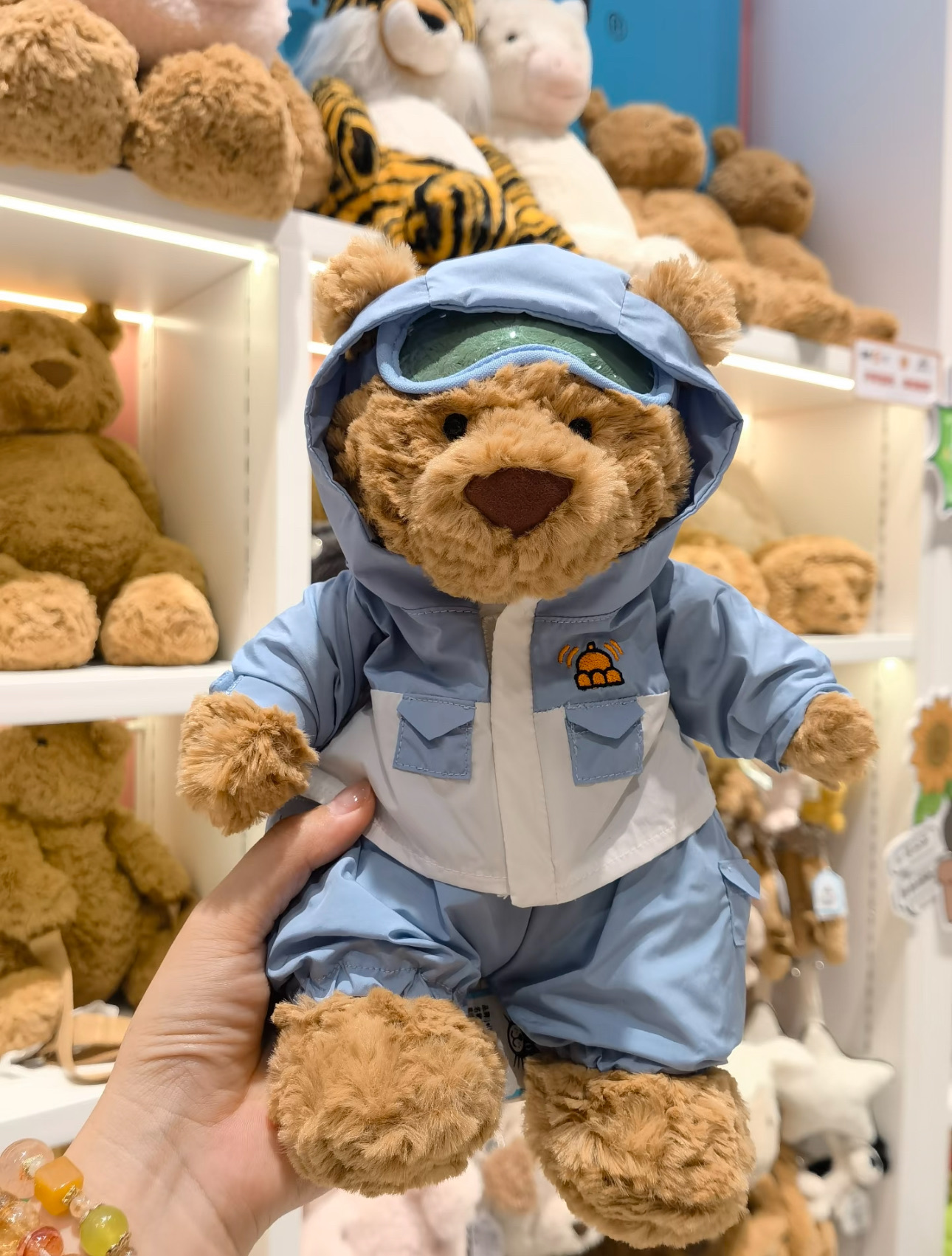 NO:810869,This is no ordinary bear, it’s a winter limited edition companion that can accompany you skiing!  Soft and cute plush + functional jacket, cute and resistant., trendy department store Jellycat doll, jackets & coats19860909不是普通小熊,是能陪你滑雪的冬日限定搭子！软萌毛绒+机能风外套,可爱又抗打.,潮品百货Jellycat公仔,jackets & coats,accessory