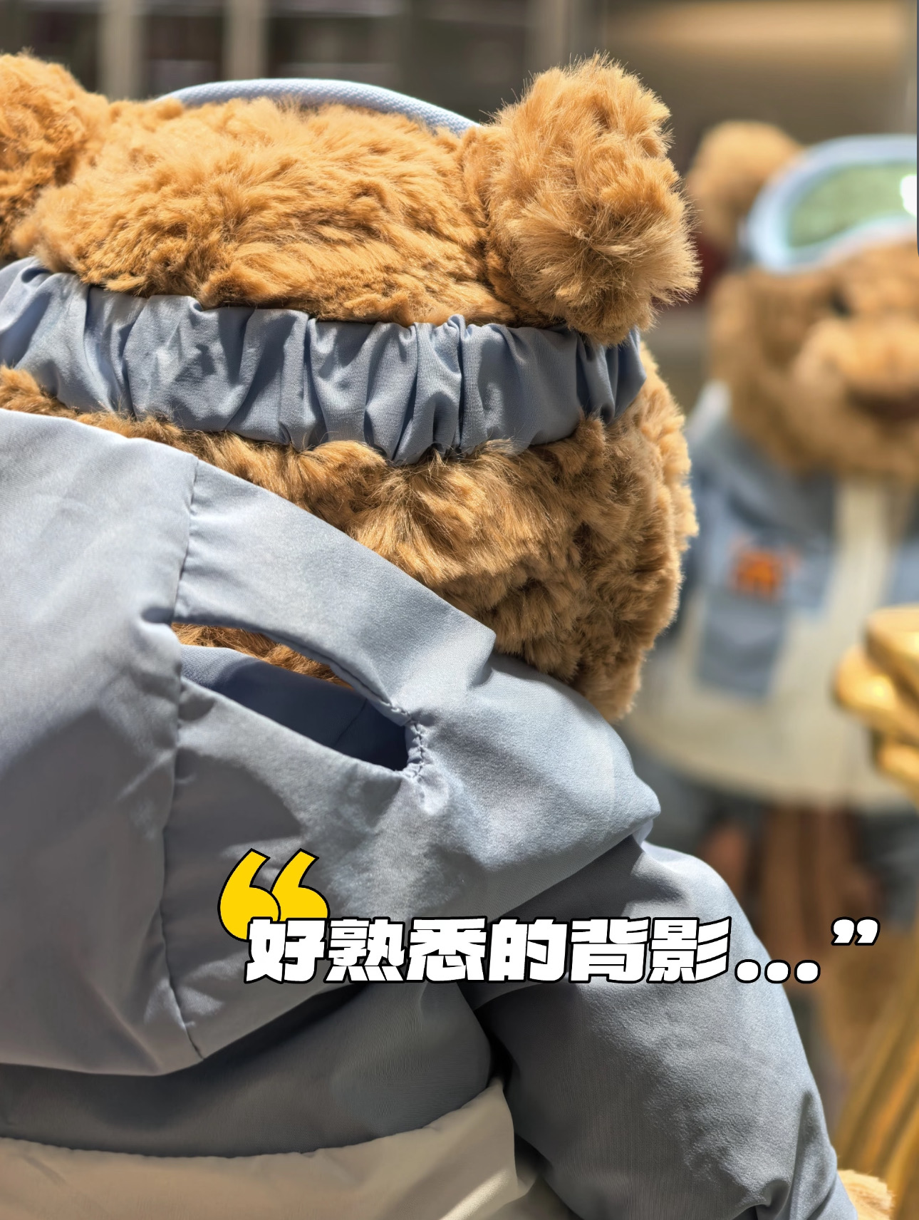 NO:810866,The ski resort’s “visibility package” is in place!  Barcelona Bear puts on ski clothes, the concave shape is more serious than skiing, and the goggles have never touched snowflakes~, trendy department store Jellycat doll19860909雪场“显眼包”已就位！巴塞罗熊穿上滑雪装,凹造型比滑雪更认真,护目镜至今没碰过雪花～,潮品百货Jellycat公仔,accessory