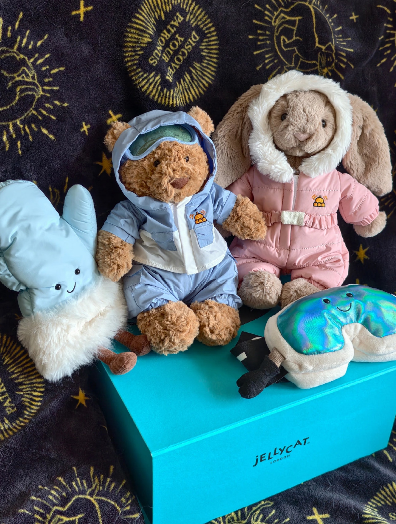 NO:810854,Give the bear new clothes for the New Year!  The blue and white color-blocked ski suit can be either salty or sweet. It is cute when worn alone or layered. It brings winter romance into your arms ~ Jellycat doll from trendy department store19860909新年给小熊换新衣啦！蓝白拼色滑雪服可盐可甜,单穿叠穿都可爱,把冬日浪漫揣进怀里～,潮品百货Jellycat公仔,accessory