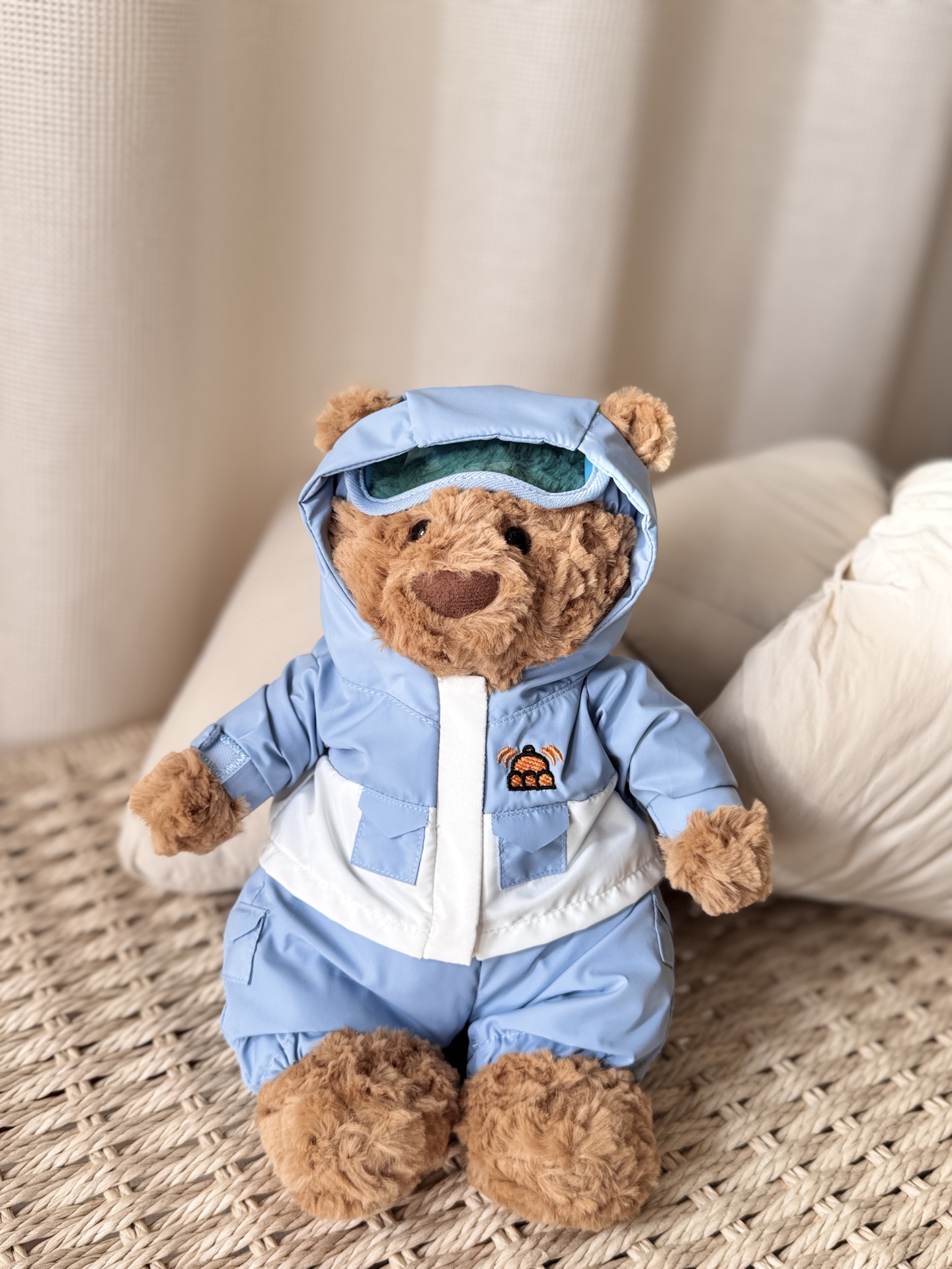 NO:810863,Barcelo Bear has recently become obsessed with snowboarding?  No!  He just fell in love with the happiness brought by this ski suit. The appearance is just right. The blue and white color block ski suit has a retro functional style, the goggles + small pockets are full of details, and it is easy to take photos. The lazy character does not stop shouting about challenging advanced ski trails, but the actual snowboard is only used for concave shapes, and the goggles have never touched snowflakes. It is mainly a 'swinging' skater.  Double source of happiness. Half of the happiness comes from cute outfits, and half of the happiness comes from the cheese fondue that you yearn for, just like you who are both tough-tongued and greedy. The plush touch with healing and companionship properties is soft and skin-friendly. It is not only a winter dressing artifact, but also a heart-warming pillow that heals emotions. Choose it as a New Year gift!  Take home this “badly dressed” Barcelona bear, and let the cuteness and warmth accompany you all winter., trendy department store Jellycat doll, throw pillows19860909巴塞罗熊最近迷上了单板滑雪？才不是！它只是爱上了这套滑雪装带来的快乐 颜值即正义蓝白拼色滑雪服自带复古机能风,护目镜+小口袋细节拉满,拍照出片率. 慵懒人设不倒嘴上喊着挑战高级雪道,实际雪板只用来凹造型,护目镜从未碰过雪花,主打一个“摆滑”选手. 双重快乐源泉一半快乐来自可爱穿搭,一半快乐来自心心念念的奶酪火锅,像极了嘴硬又贪吃的你. 治愈陪伴属性软糯亲肤的毛绒触感,既是冬日穿搭神器,也是治愈情绪的暖心抱枕. 新年送礼就选它！把这只“摆烂式滑雪”的巴塞罗熊带回家,让可爱与温暖陪你一整个冬天.,潮品百货Jellycat公仔,throw pillows,accessory