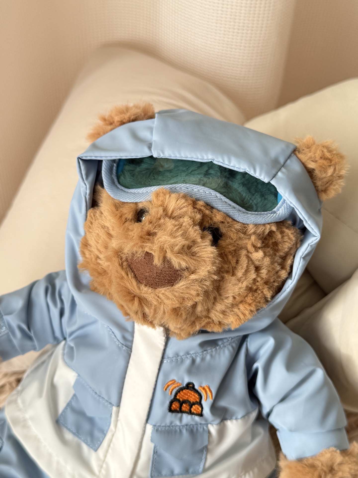 NO:810860,Dress the little bear in a full set of equipment and match it with the snowy background to create a cute blockbuster of 'pretending to be skiing'. The soft and cute plush meets the functional jacket, which creates a full sense of contrast. As the 'new clothes' of the Barceló Bear, it is given to friends who like Jellycat. This cuteness directly touches their hearts. Jellycat dolls from trendy department stores, jackets & coats19860909给小熊穿上全套装备,搭配雪景背景,拍出“假装在滑雪”的可爱大片.软萌毛绒遇上机能风外套,反差感拉满.作为巴塞罗熊的“新衣”,送给喜欢Jellycat的朋友,这份可爱直接戳中对方的心巴.,潮品百货Jellycat公仔,jackets & coats,accessory