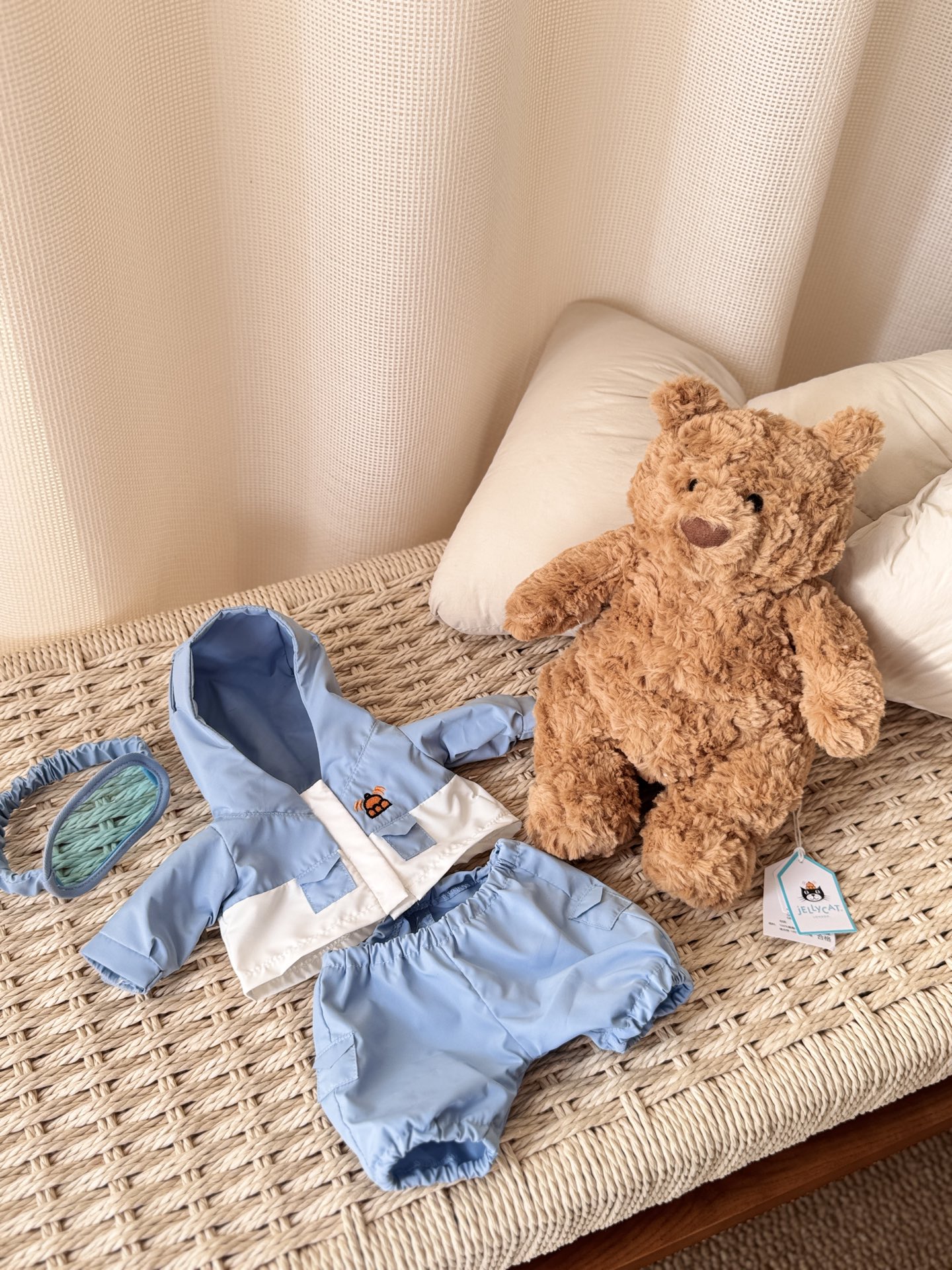 NO:810857,Bear’s winter limited skin has been unlocked!  Once you put on the removable ski suit, you will instantly become the cutest 'posing player' in the ski resort!  The blue and white color matching is super fresh and full of details. The Barcelona Bear will instantly look cute when you put it on!  , trendy department store Jellycat doll19860909小熊的冬日限定皮肤已解锁！可脱卸滑雪服一穿,秒变雪场最萌“摆拍选手”！蓝白拼色超清新,细节满满,给巴塞罗熊穿上直接萌化了！,潮品百货Jellycat公仔,accessory