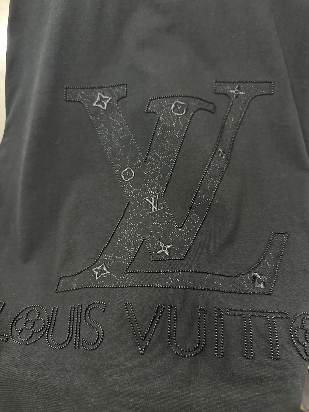 Louis Vuitton/路易威登 中空刺绣Logo短袖T恤 黑色 白色