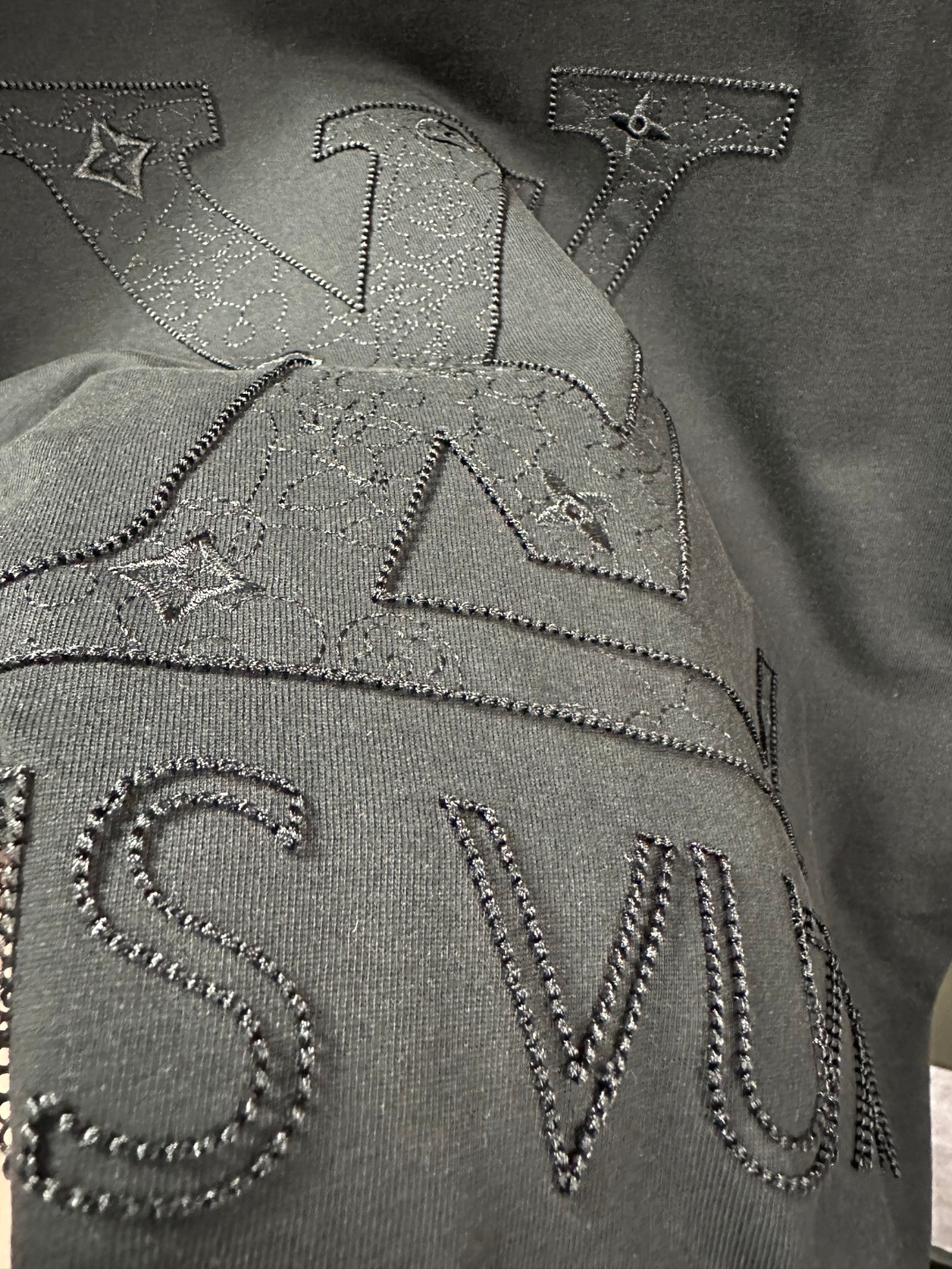 Louis Vuitton/路易威登 中空刺绣Logo短袖T恤 黑色 白色