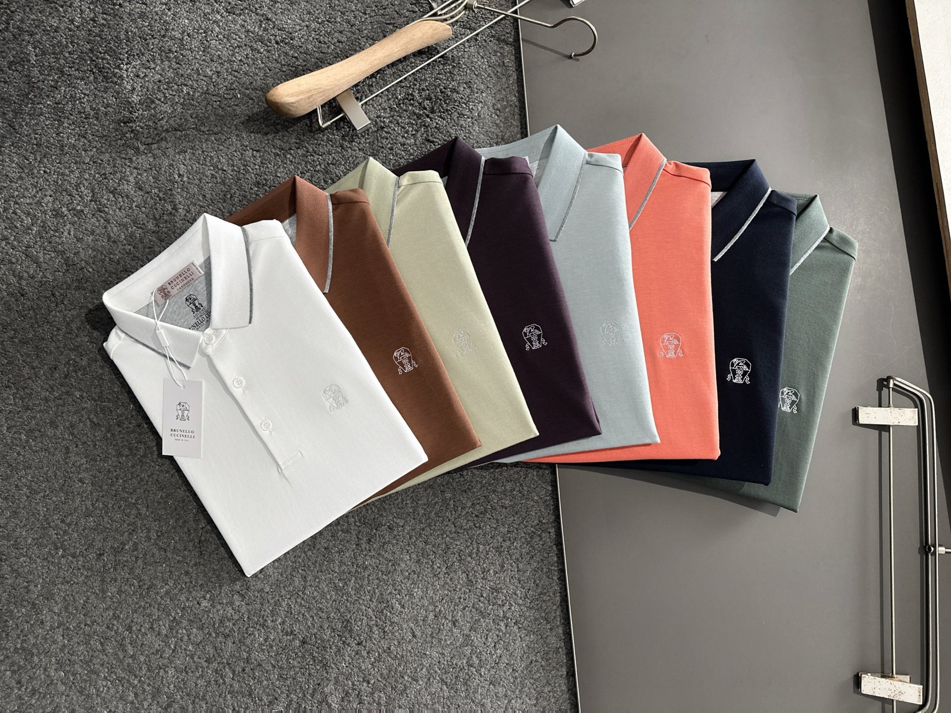 NO:161787,BC 2025ss Spring and Summer New Polo Collar Short Sleeve Series. Customized Top Bead Flooring Fabric!  The logo embellishes with fashionable big brand elements, the upper body style is superb, the fabric is delicate, comfortable and breathable, and it is super good-looking and stylish, and it is a must-have for fashionable men!  Size M-4XL (model/catties upper body L size), T-shirt, alexander wang19860909bc 2025ss春夏新款polo领短袖系列.定制顶级珠地棉面料！时尚大牌元素logo点缀,上身版型超赞,面料细腻舒适透气,随意搭配都超级好看时尚型男必备款哦！尺码M-4XL (模特/斤上身L码),,T-shirt,alexander wang,Men's clothing