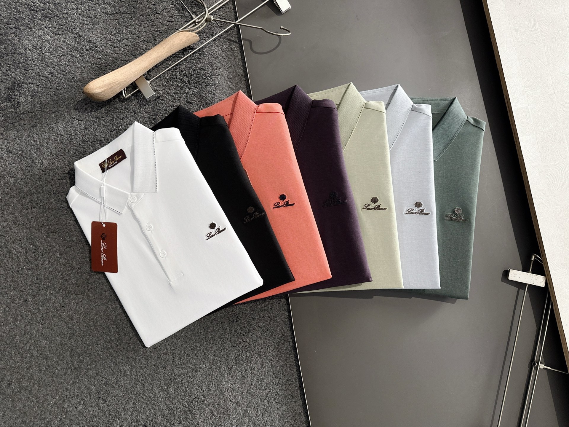 NO:161789,Lp 1940ss Spring and Summer New Polo Collar Short Sleeve Series. Customized Top Bead Flooring Fabric!  The logo embellishes with fashionable big brand elements, the upper body style is superb, the fabric is delicate, comfortable and breathable, and it is super good-looking and stylish, and it is a must-have for fashionable men!  Size M-4XL (model/catties upper body L size), loro piana, T-shirt, alexander wang19860909Lp 1940ss春夏新款polo领短袖系列.定制顶级珠地棉面料！时尚大牌元素logo点缀,上身版型超赞,面料细腻舒适透气,随意搭配都超级好看时尚型男必备款哦！尺码M-4XL (模特/斤上身L码),,loro piana,T-shirt,alexander wang,Men's clothing