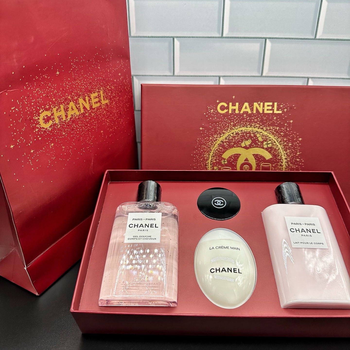 110! (Nota de pedido: set de 4 piezas de Chanel Coco en caja roja) Set de 4 piezas de fragancia corporal Chanel París e…